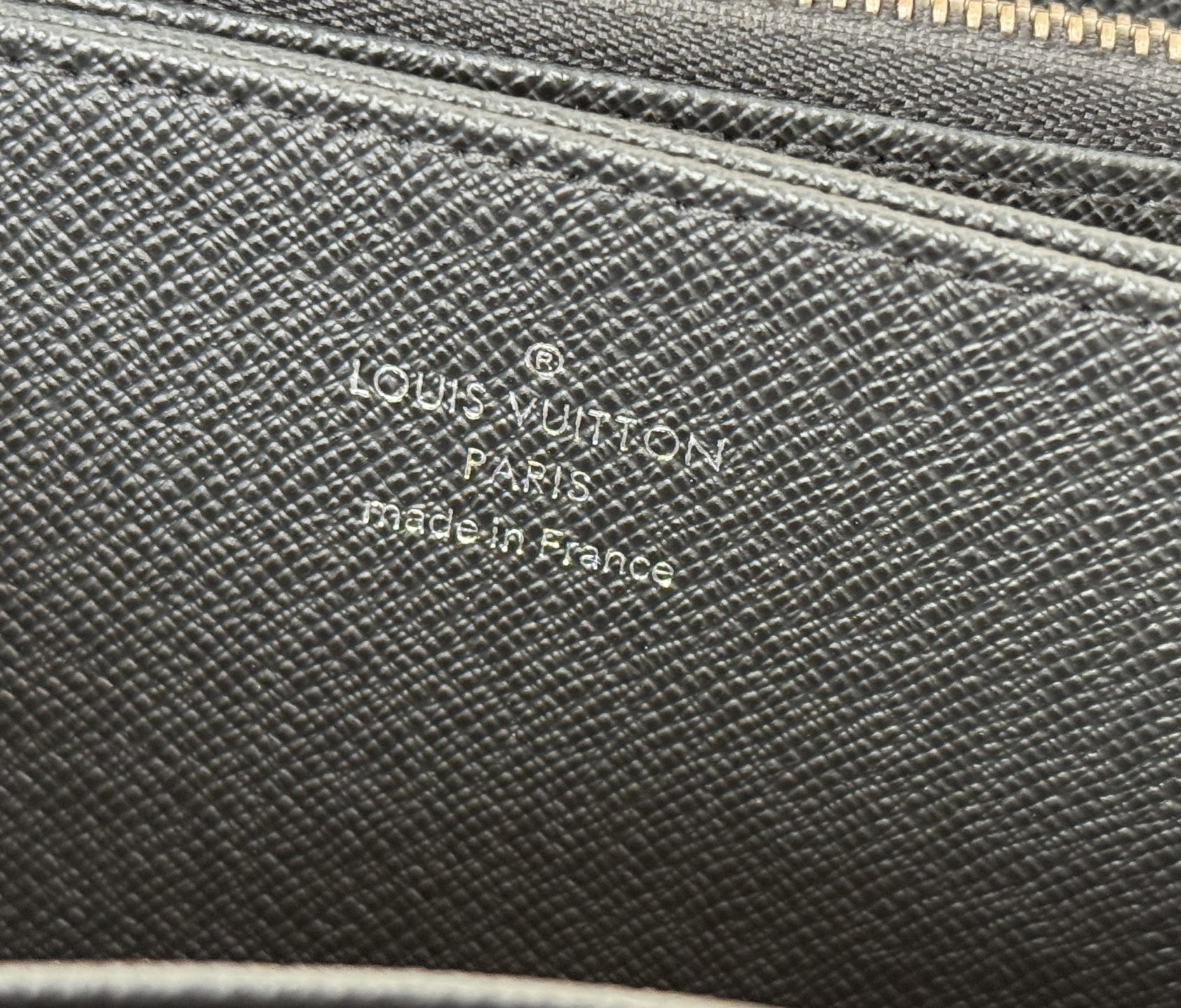 Louis Vuitton M61694這款拉鏈錢包以Epi牛皮製造 粒面質感別具特色 拉鏈錢包是路易威登經典款式之一