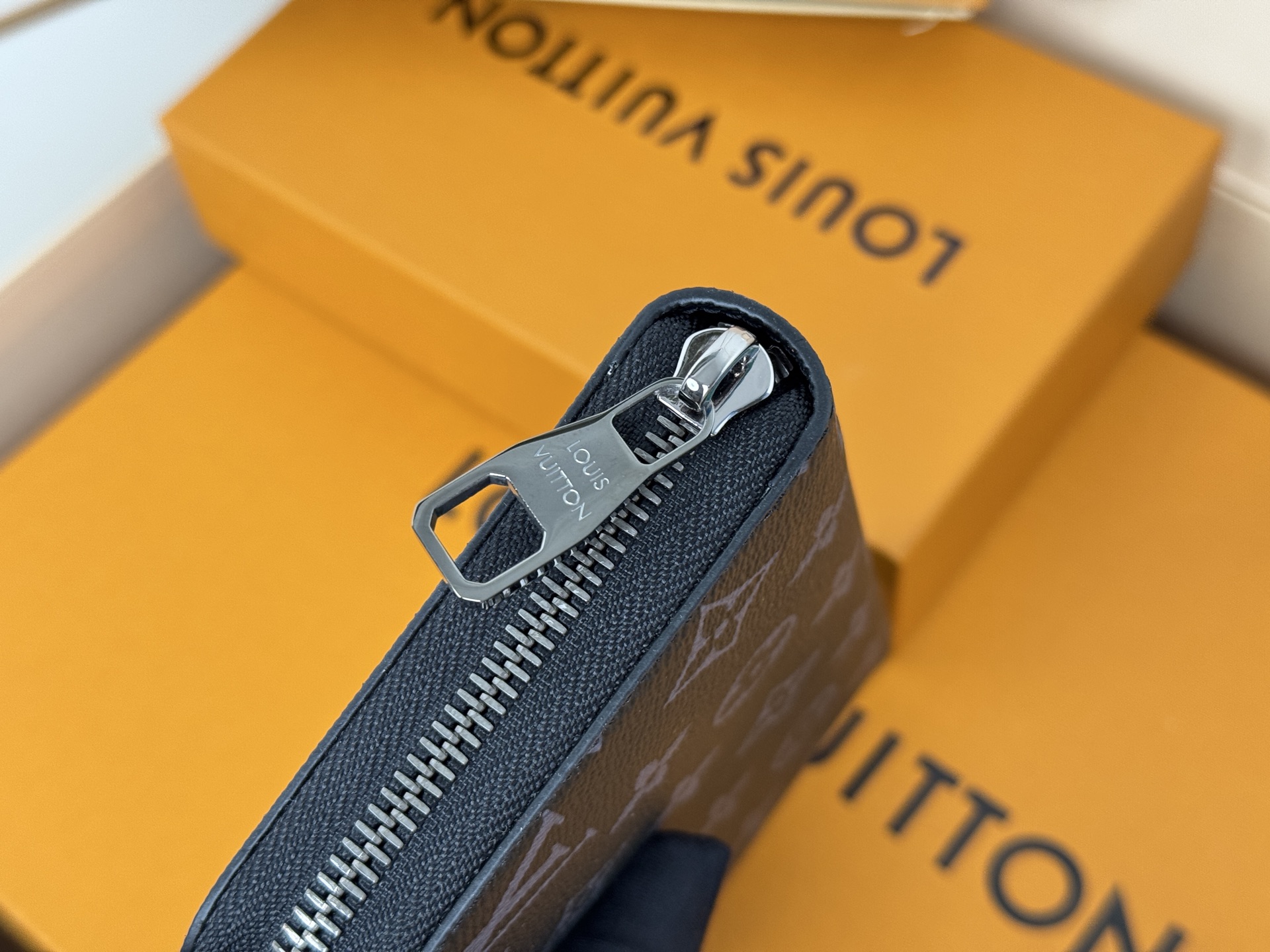 Louis Vuitton M61694這款拉鏈錢包以Epi牛皮製造 粒面質感別具特色 拉鏈錢包是路易威登經典款式之一