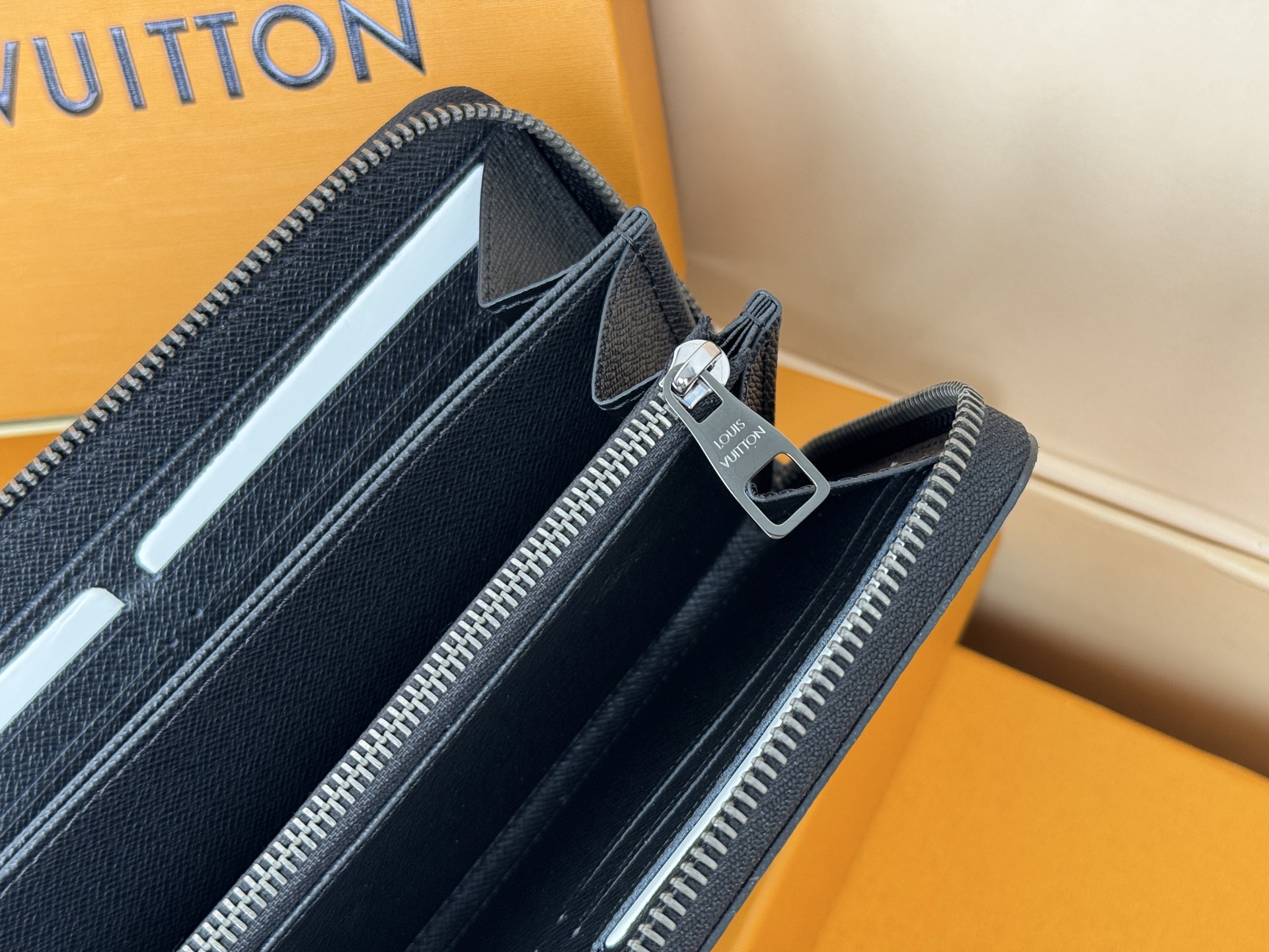 Louis Vuitton M61694這款拉鏈錢包以Epi牛皮製造 粒面質感別具特色 拉鏈錢包是路易威登經典款式之一