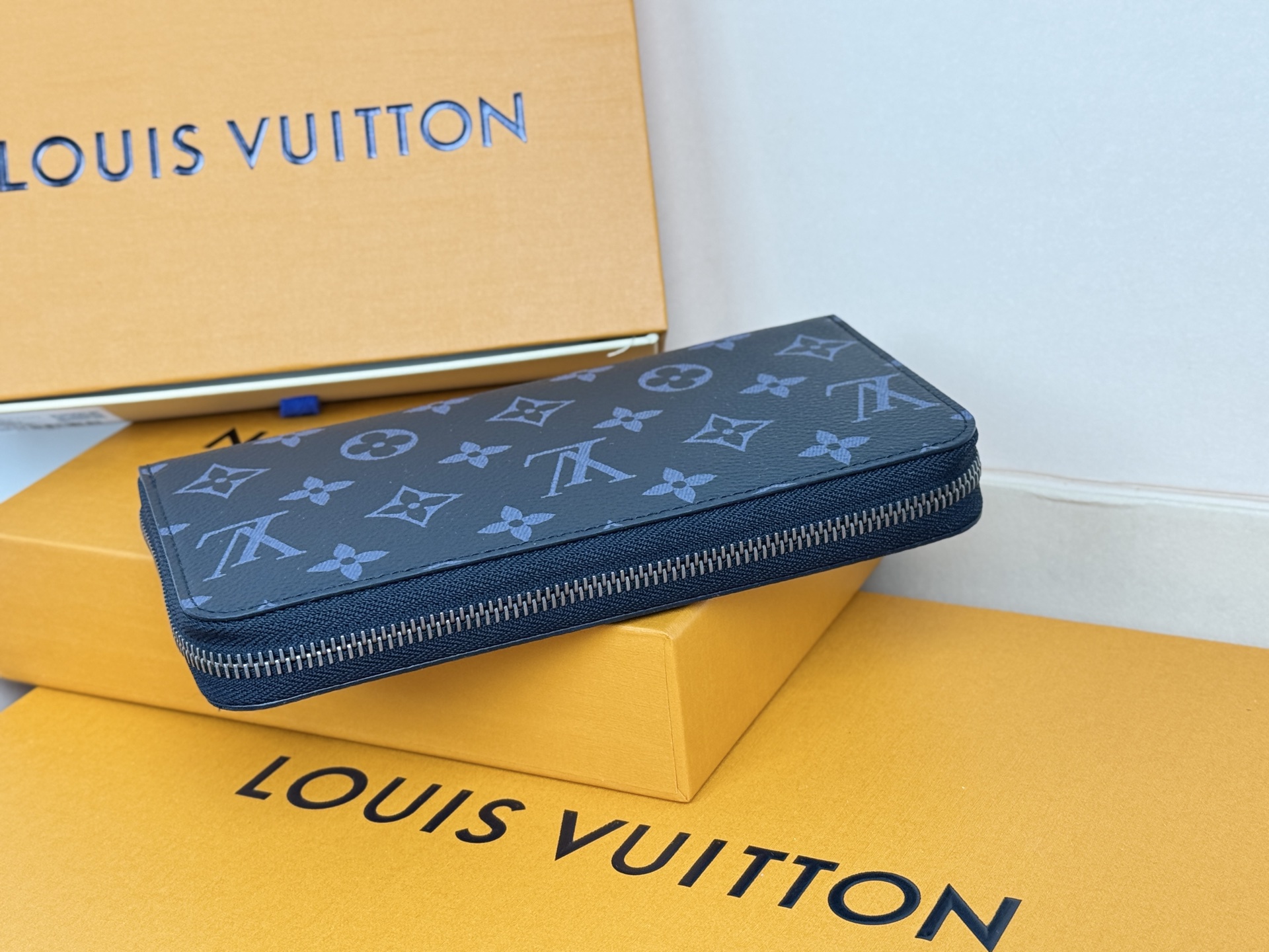 Louis Vuitton M61694這款拉鏈錢包以Epi牛皮製造 粒面質感別具特色 拉鏈錢包是路易威登經典款式之一