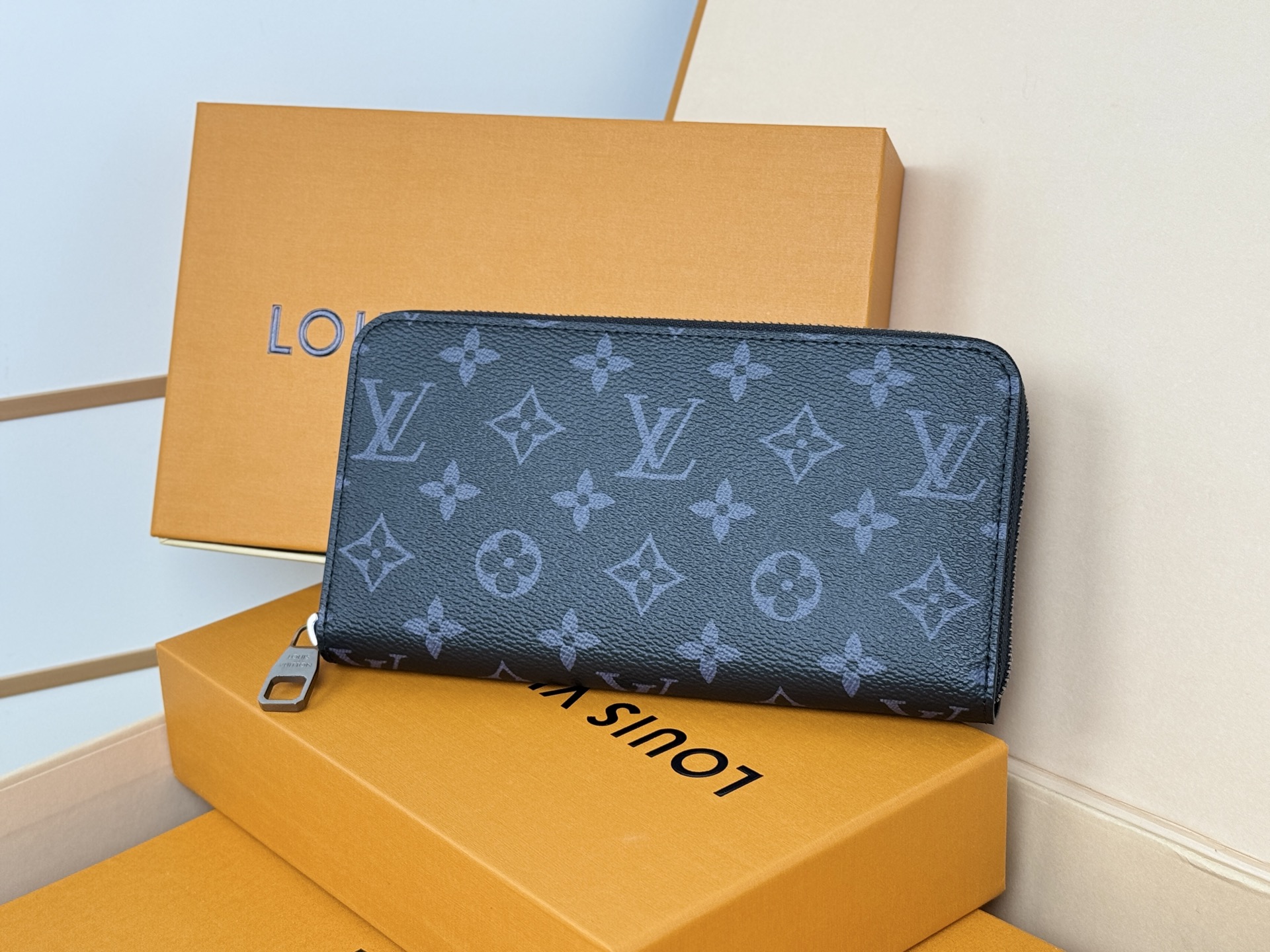Louis Vuitton M61694這款拉鏈錢包以Epi牛皮製造 粒面質感別具特色 拉鏈錢包是路易威登經典款式之一