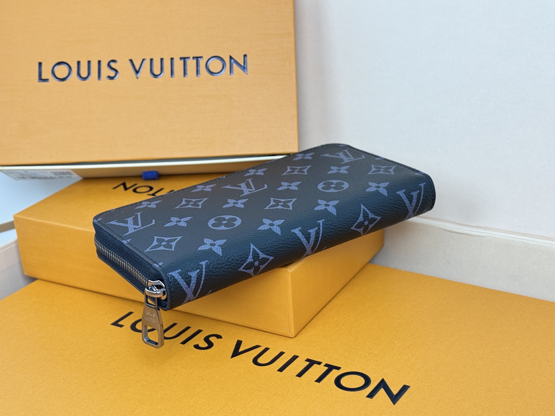 Louis Vuitton M61694這款拉鏈錢包以Epi牛皮製造 粒面質感別具特色 拉鏈錢包是路易威登經典款式之一
