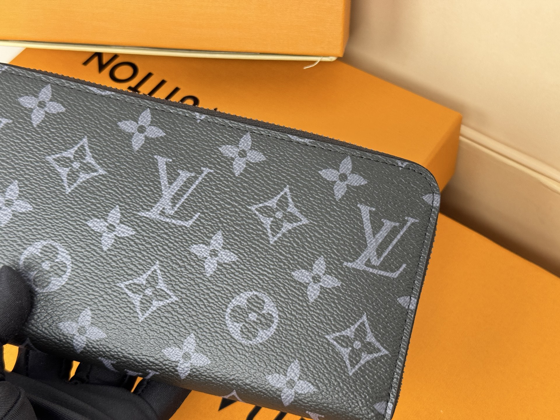 Louis Vuitton M61694這款拉鏈錢包以Epi牛皮製造 粒面質感別具特色 拉鏈錢包是路易威登經典款式之一