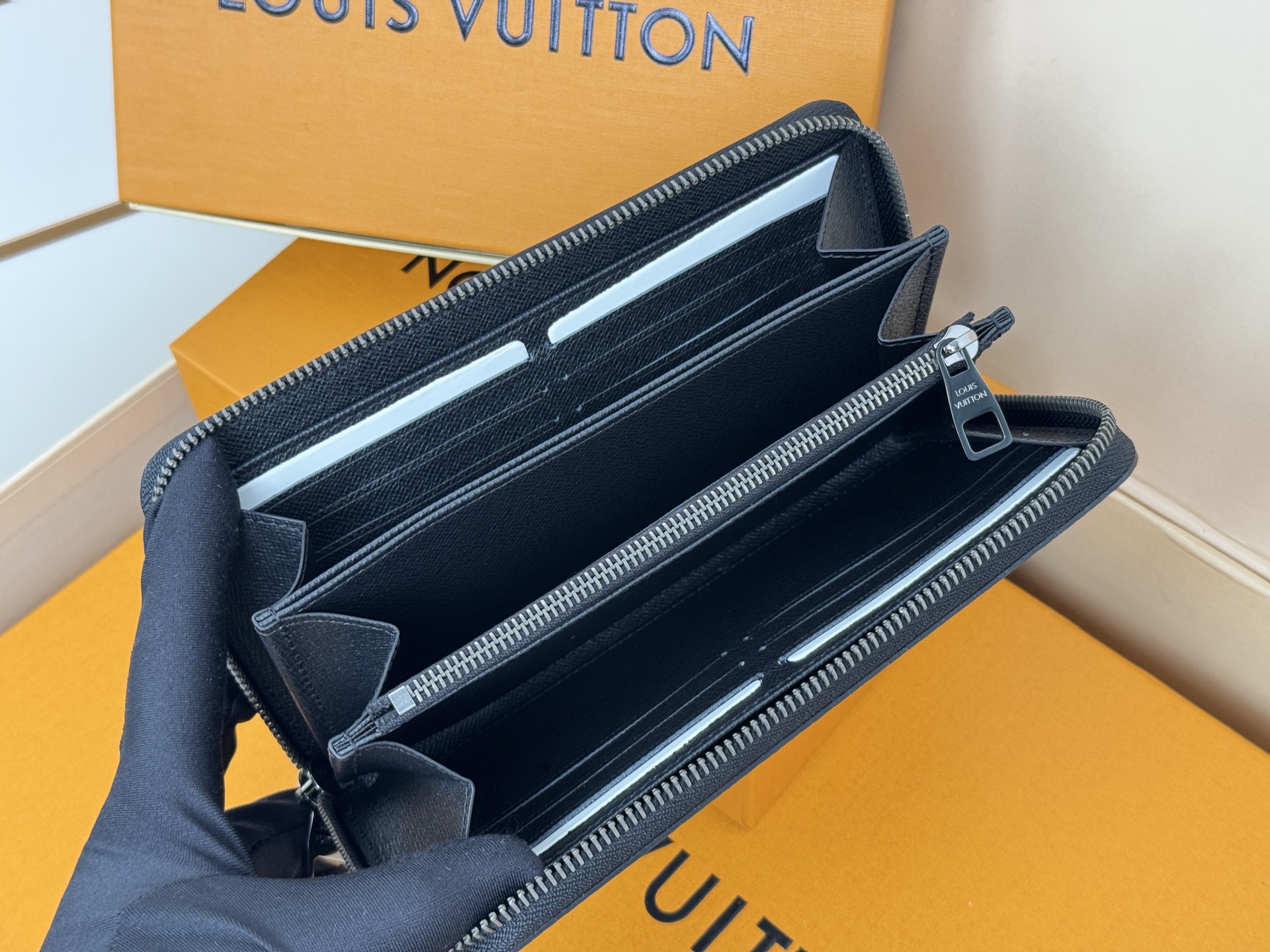 Louis Vuitton M61694這款拉鏈錢包以Epi牛皮製造 粒面質感別具特色 拉鏈錢包是路易威登經典款式之一