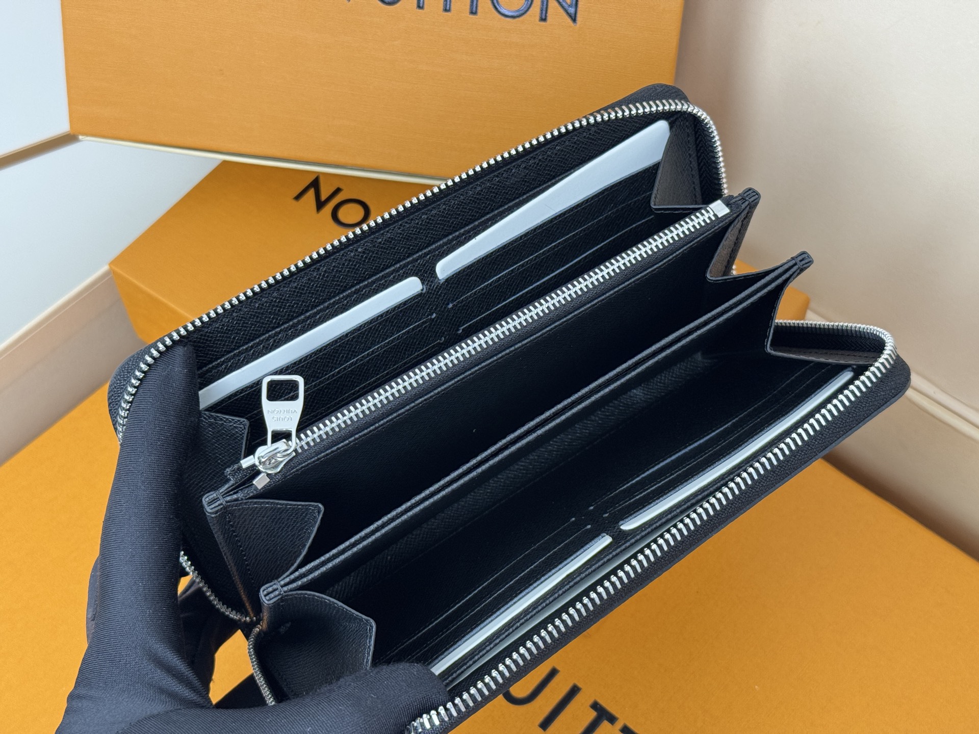 Louis Vuitton M41661這款拉鏈錢包以Epi牛皮製造 粒面質感別具特色 拉鏈錢包是路易威登經典款式之一