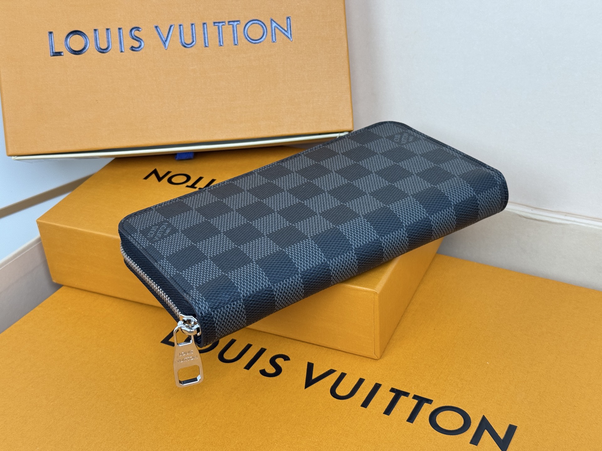 Louis Vuitton M41661這款拉鏈錢包以Epi牛皮製造 粒面質感別具特色 拉鏈錢包是路易威登經典款式之一