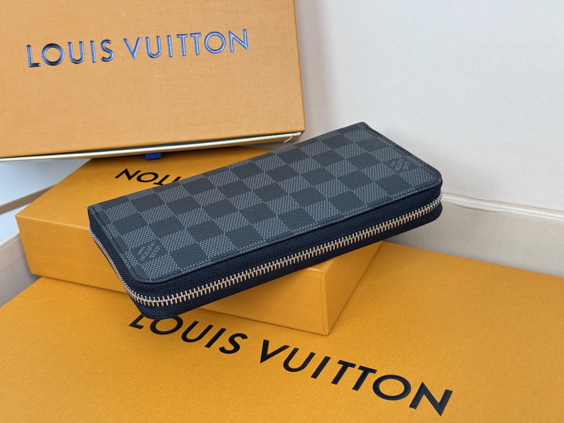 Louis Vuitton M41661這款拉鏈錢包以Epi牛皮製造 粒面質感別具特色 拉鏈錢包是路易威登經典款式之一