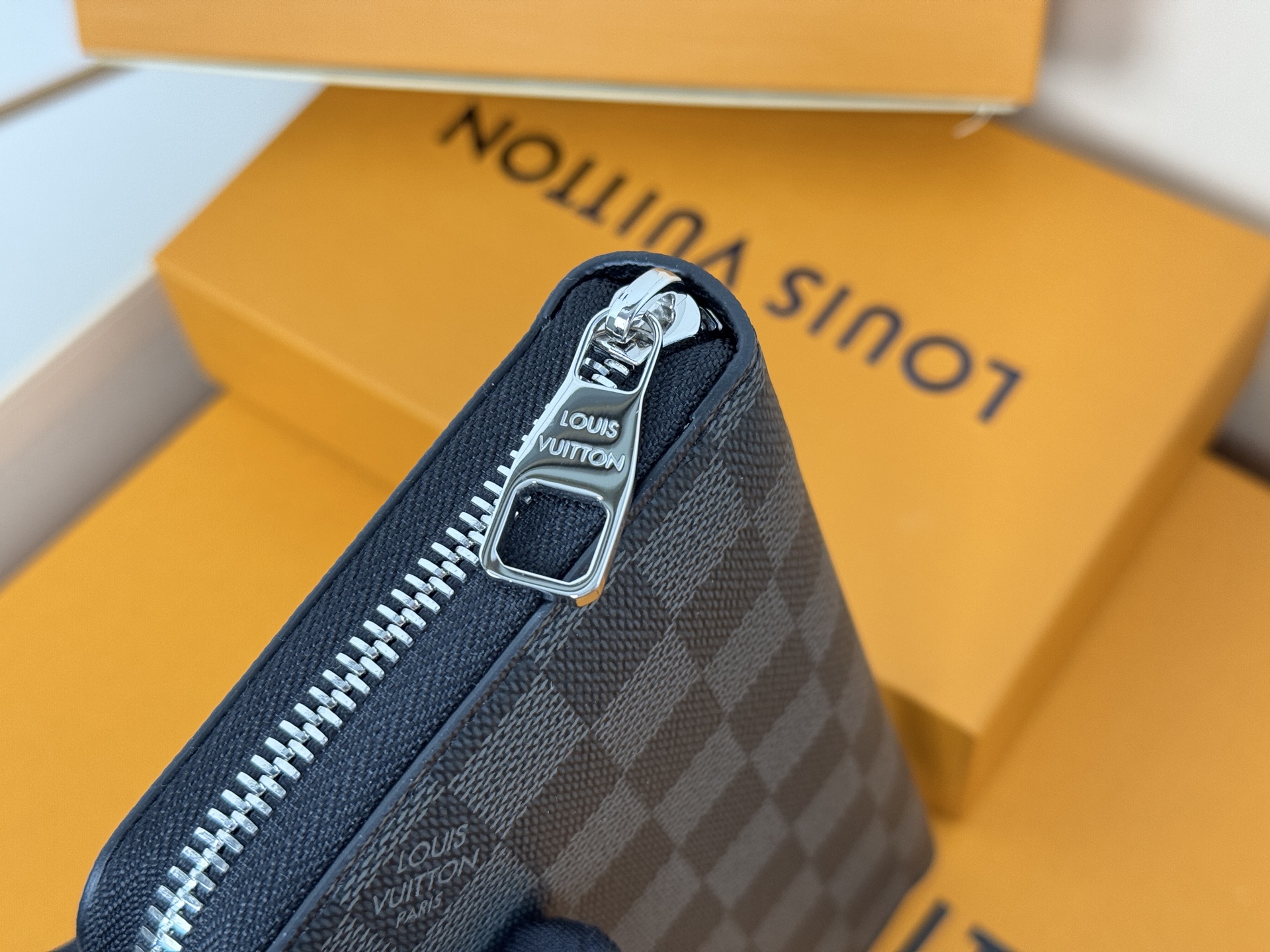Louis Vuitton M41661這款拉鏈錢包以Epi牛皮製造 粒面質感別具特色 拉鏈錢包是路易威登經典款式之一
