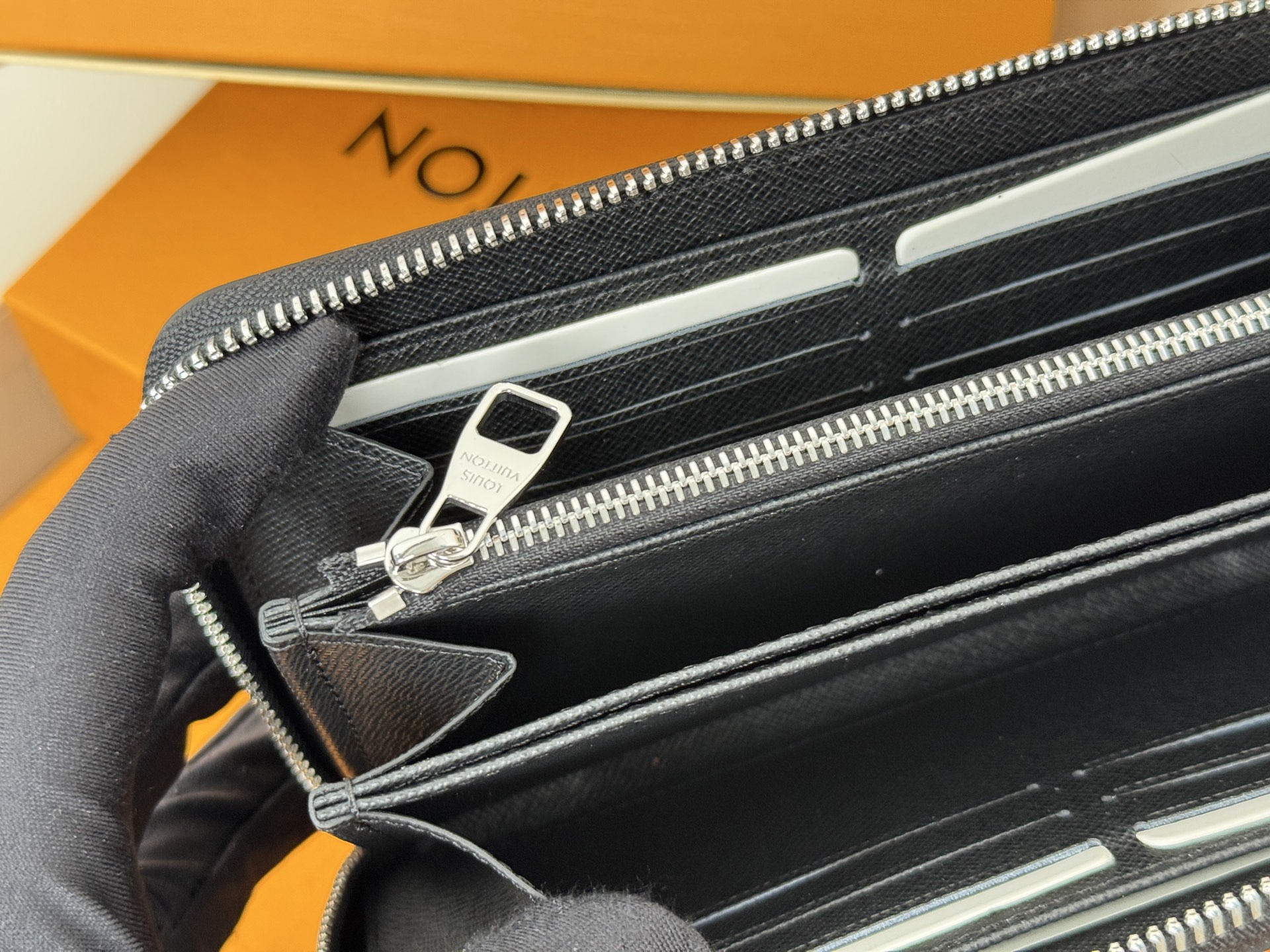 Louis Vuitton M41661這款拉鏈錢包以Epi牛皮製造 粒面質感別具特色 拉鏈錢包是路易威登經典款式之一