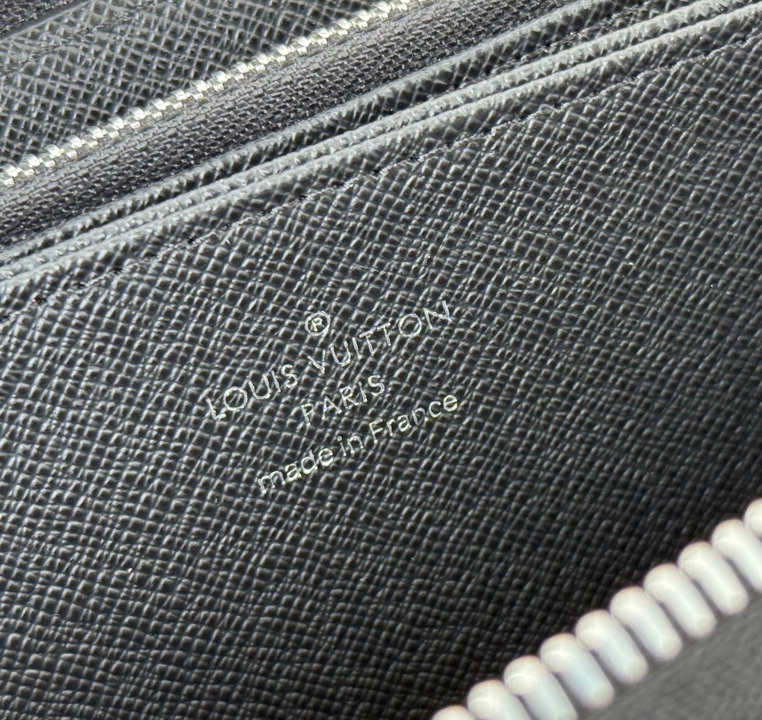 Louis Vuitton M41661這款拉鏈錢包以Epi牛皮製造 粒面質感別具特色 拉鏈錢包是路易威登經典款式之一