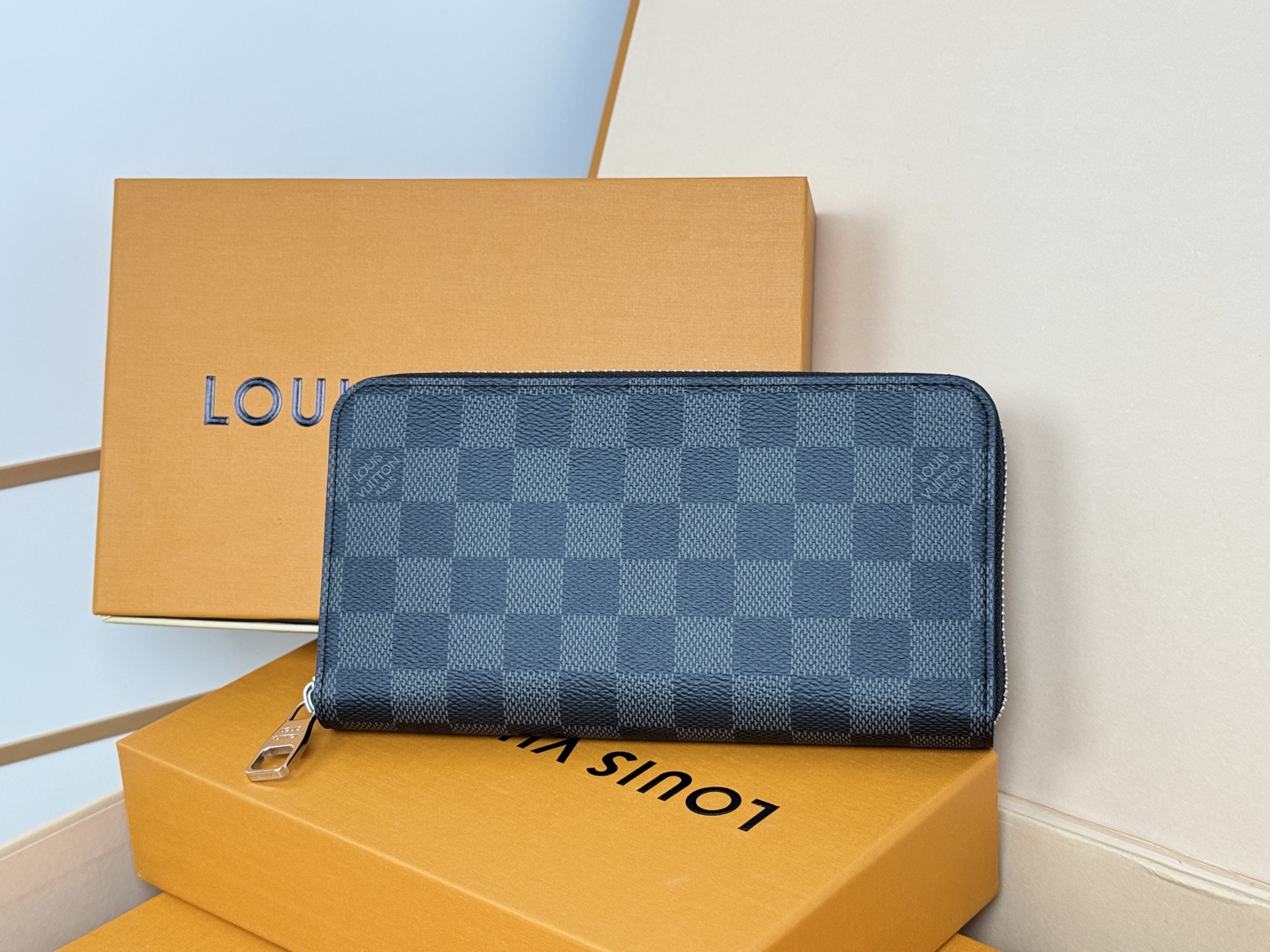 Louis Vuitton M41661這款拉鏈錢包以Epi牛皮製造 粒面質感別具特色 拉鏈錢包是路易威登經典款式之一