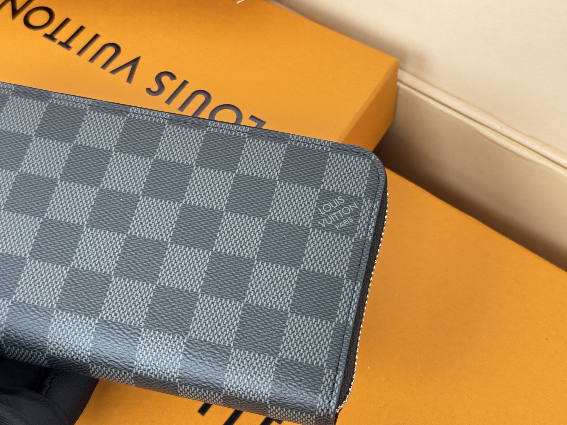 Louis Vuitton M41661這款拉鏈錢包以Epi牛皮製造 粒面質感別具特色 拉鏈錢包是路易威登經典款式之一
