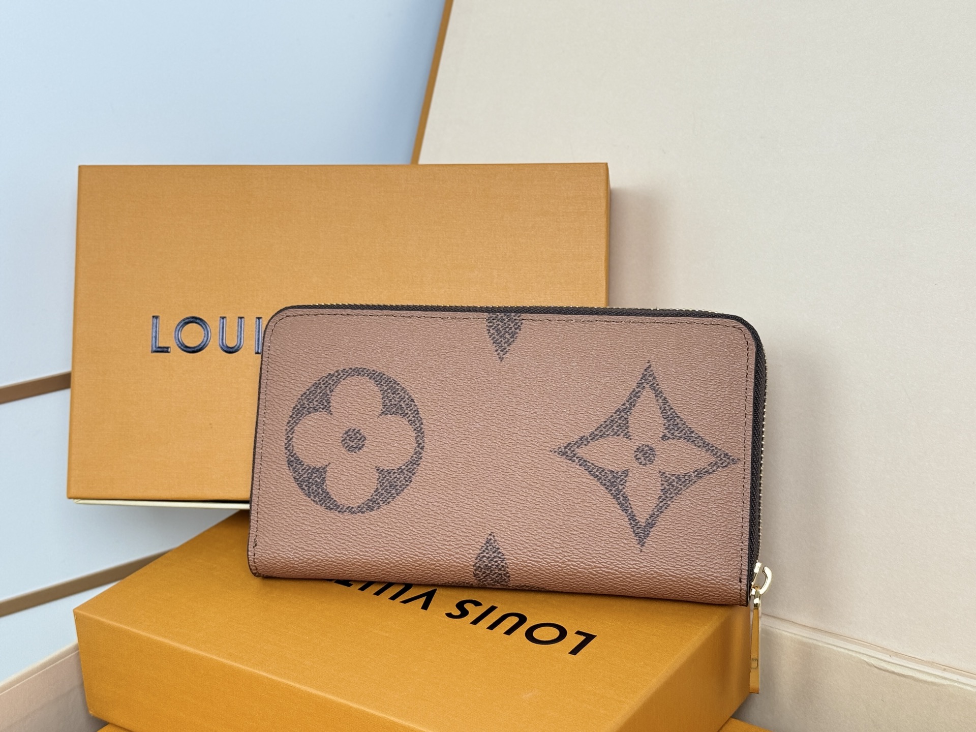 Louis Vuitton M60017 大字棕-這款拉鏈錢包以Epi牛皮製造 粒面質感別具特色 拉鏈錢包是路易威登經典款式之一