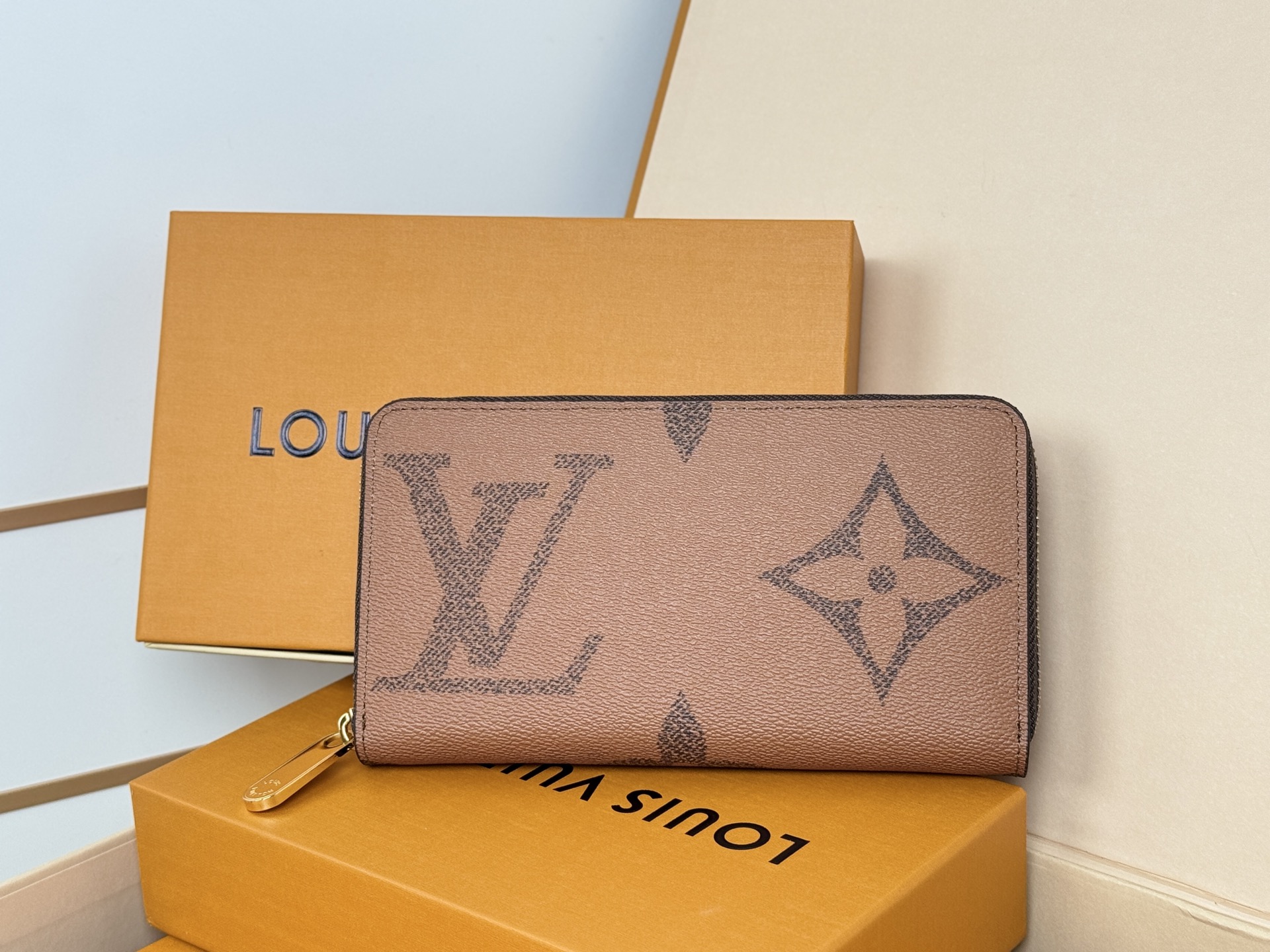 Louis Vuitton M60017 大字棕-這款拉鏈錢包以Epi牛皮製造 粒面質感別具特色 拉鏈錢包是路易威登經典款式之一