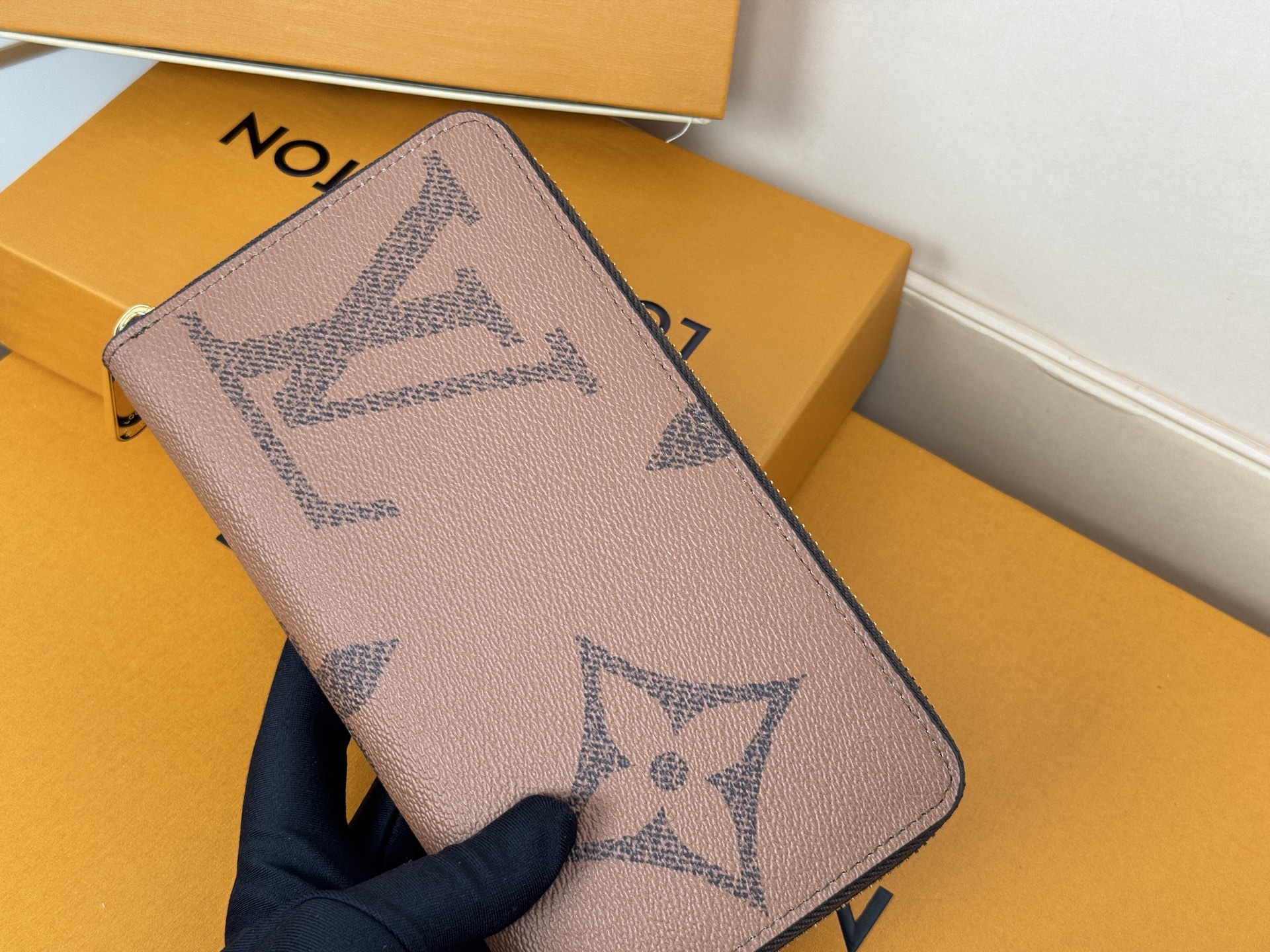 Louis Vuitton M60017 大字棕-這款拉鏈錢包以Epi牛皮製造 粒面質感別具特色 拉鏈錢包是路易威登經典款式之一