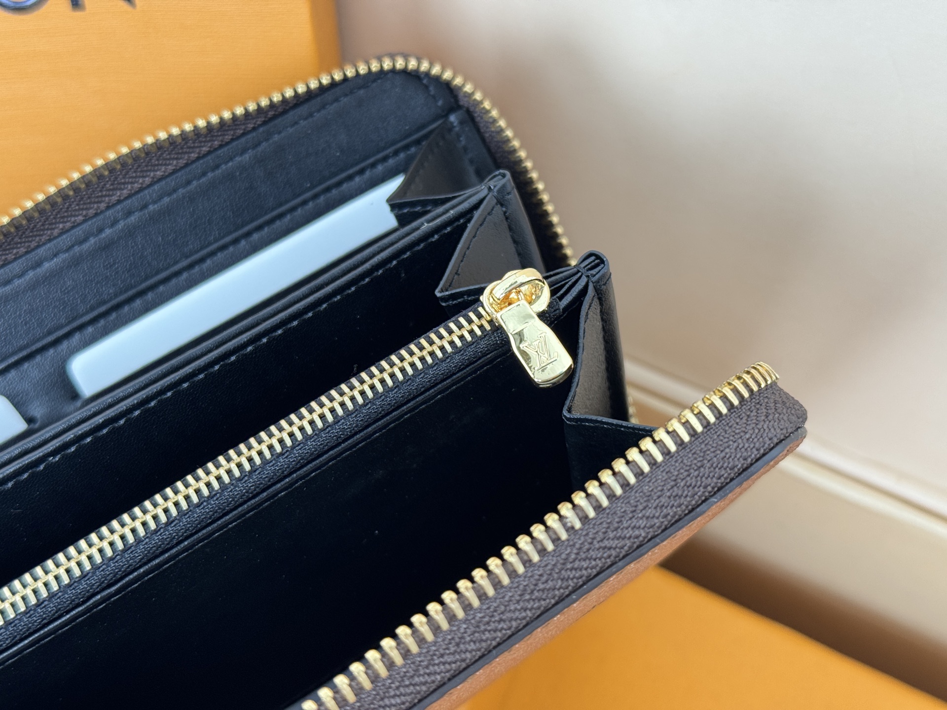 Louis Vuitton M60017 大字棕-這款拉鏈錢包以Epi牛皮製造 粒面質感別具特色 拉鏈錢包是路易威登經典款式之一