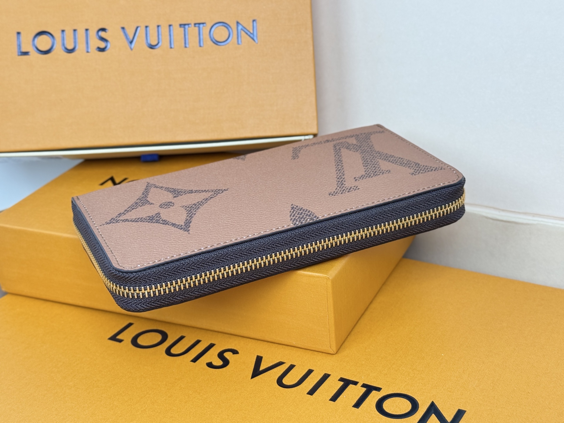 Louis Vuitton M60017 大字棕-這款拉鏈錢包以Epi牛皮製造 粒面質感別具特色 拉鏈錢包是路易威登經典款式之一