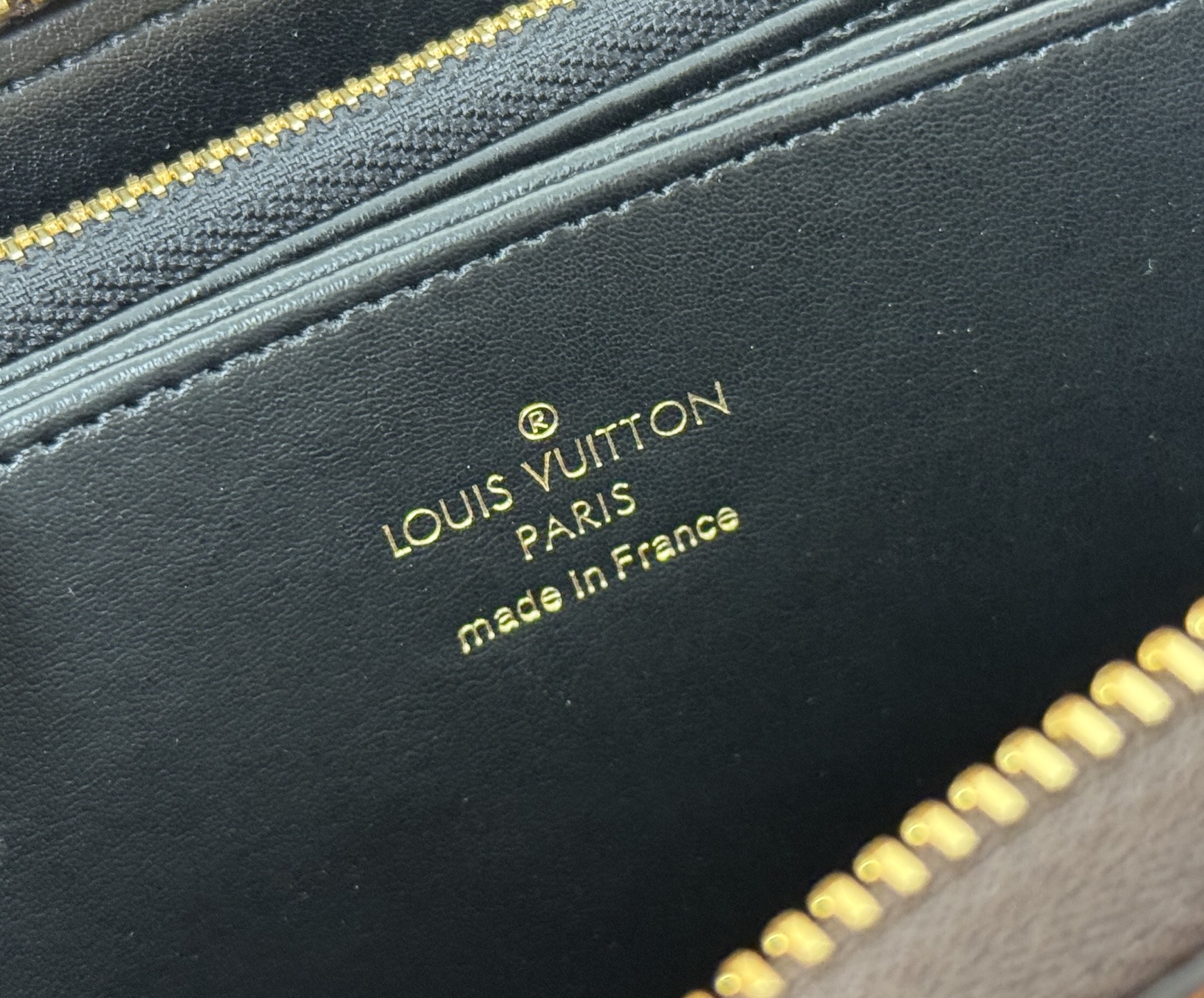 Louis Vuitton M60017 大字棕-這款拉鏈錢包以Epi牛皮製造 粒面質感別具特色 拉鏈錢包是路易威登經典款式之一