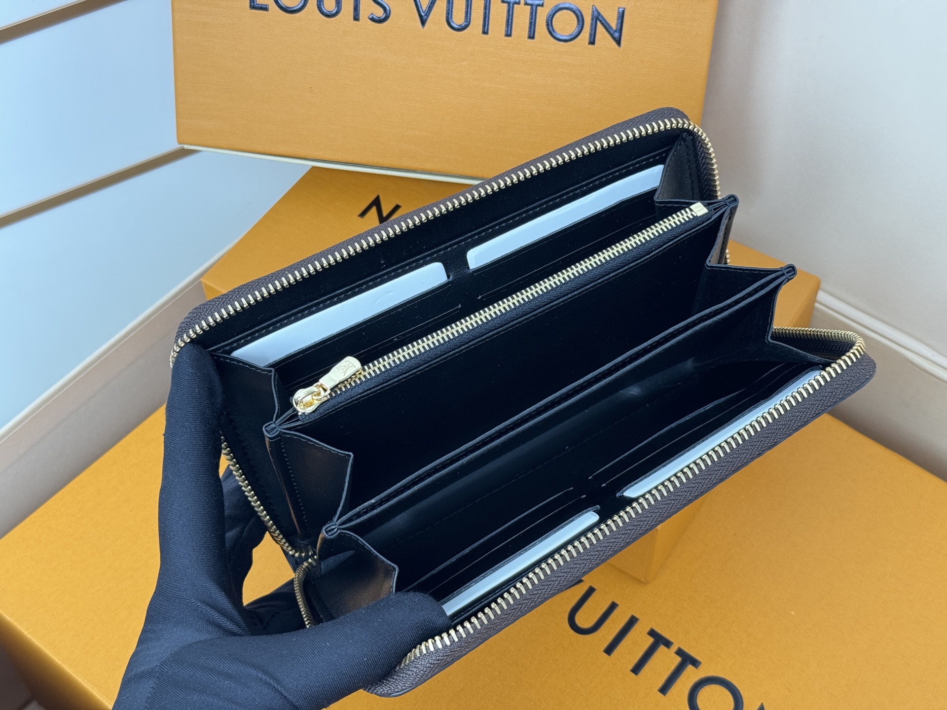 Louis Vuitton M60017 大字棕-這款拉鏈錢包以Epi牛皮製造 粒面質感別具特色 拉鏈錢包是路易威登經典款式之一