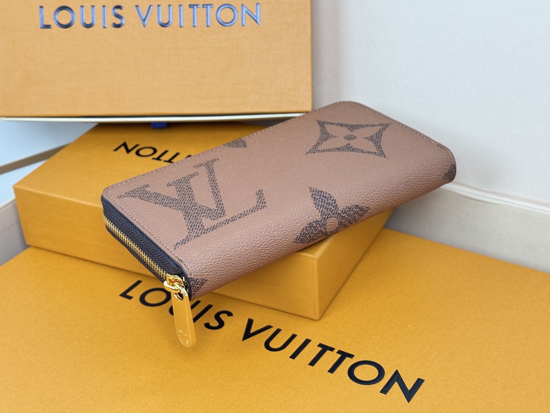 Louis Vuitton M60017 大字棕-這款拉鏈錢包以Epi牛皮製造 粒面質感別具特色 拉鏈錢包是路易威登經典款式之一