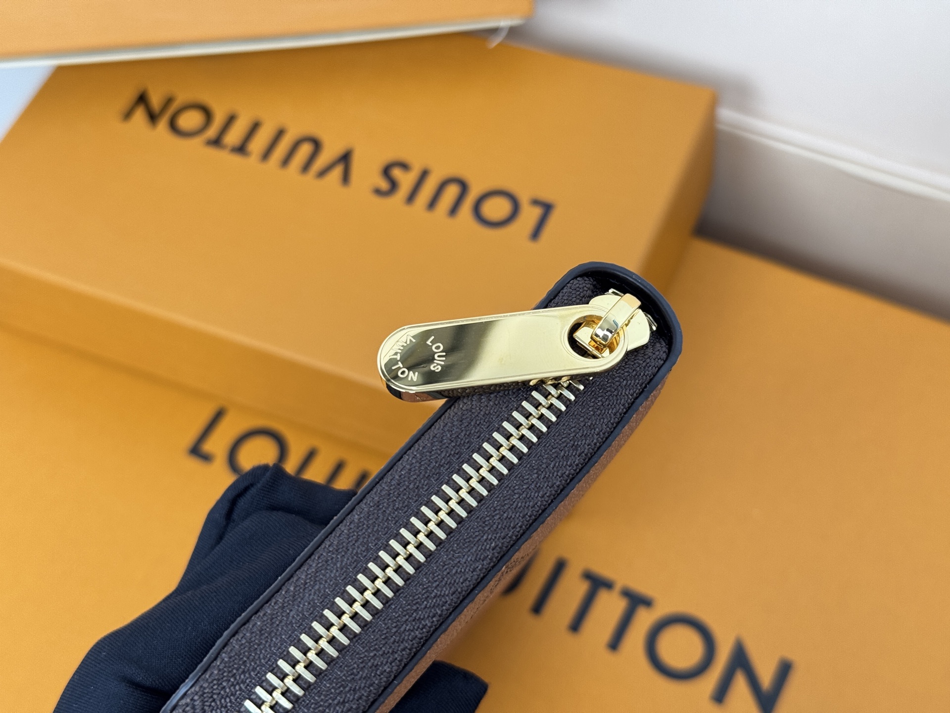 Louis Vuitton M60017 大字棕-這款拉鏈錢包以Epi牛皮製造 粒面質感別具特色 拉鏈錢包是路易威登經典款式之一