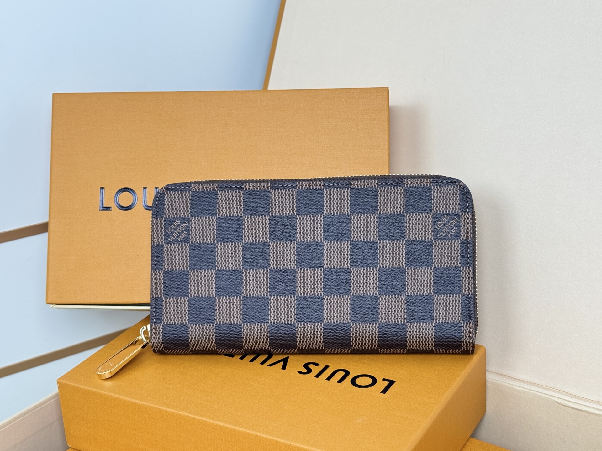Louis Vuitton N41661這款拉鏈錢包以Epi牛皮製造 粒面質感別具特色 拉鏈錢包是路易威登經典款式之一