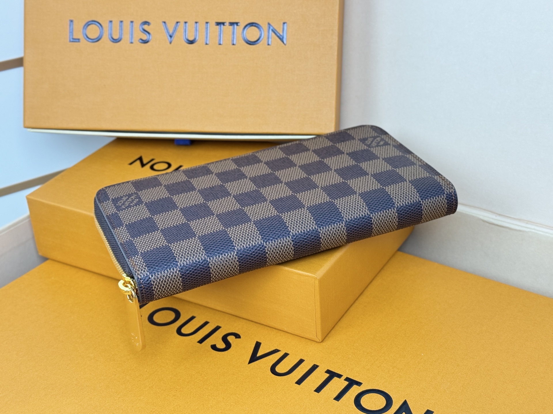 Louis Vuitton N41661這款拉鏈錢包以Epi牛皮製造 粒面質感別具特色 拉鏈錢包是路易威登經典款式之一