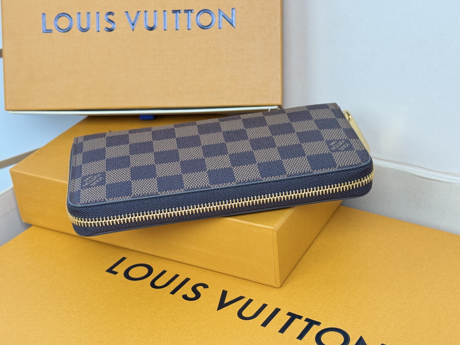Louis Vuitton N41661這款拉鏈錢包以Epi牛皮製造 粒面質感別具特色 拉鏈錢包是路易威登經典款式之一