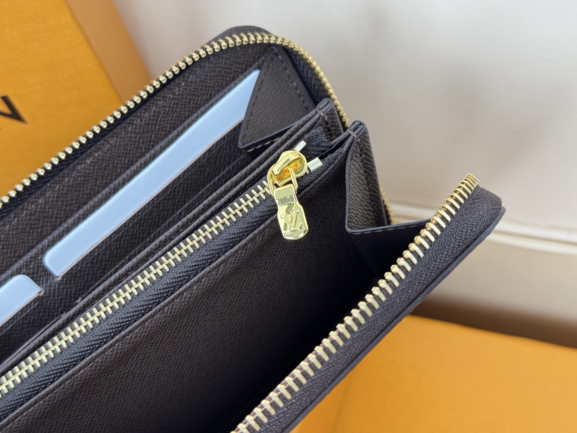 Louis Vuitton N41661這款拉鏈錢包以Epi牛皮製造 粒面質感別具特色 拉鏈錢包是路易威登經典款式之一