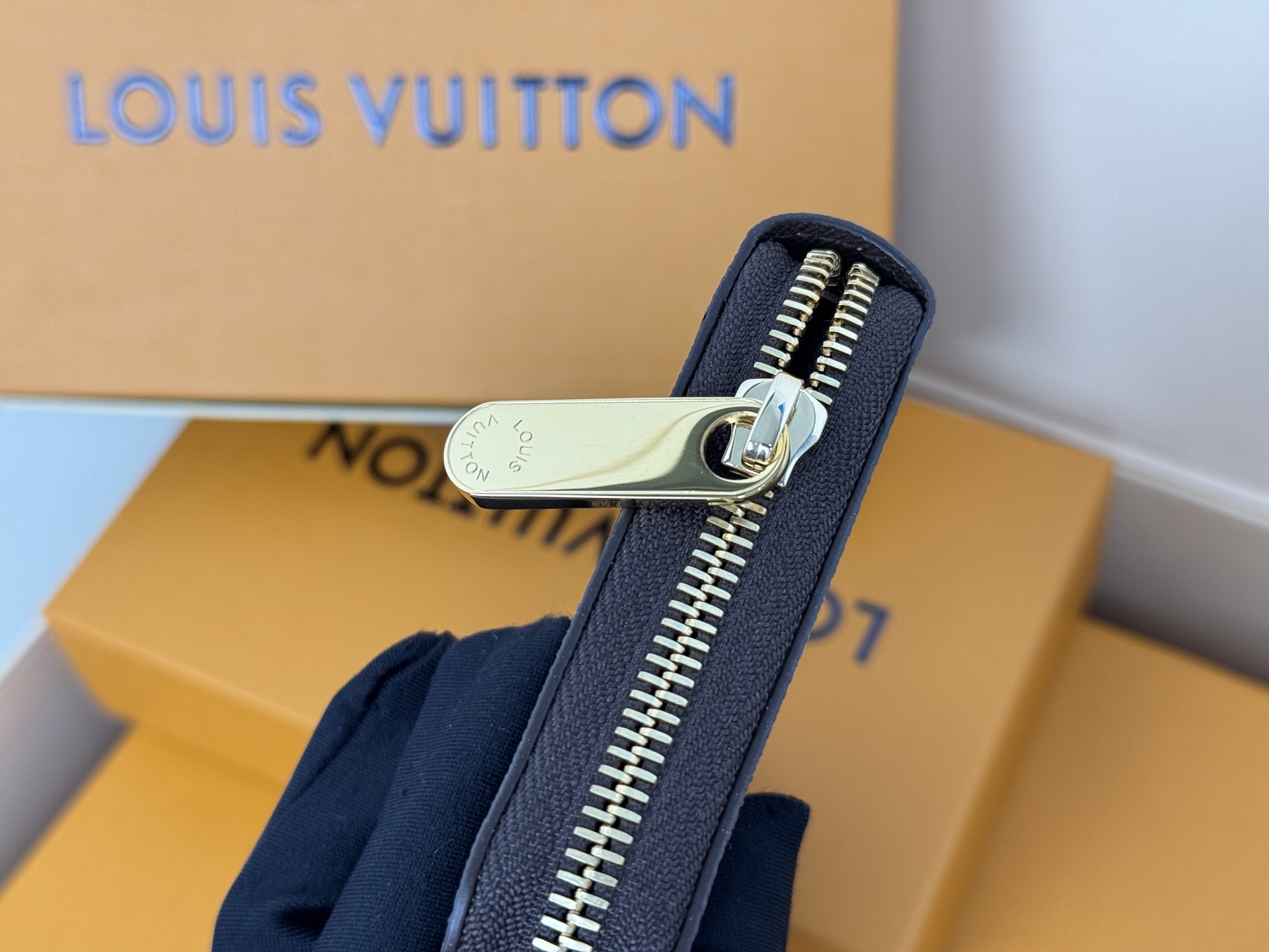 Louis Vuitton N41661這款拉鏈錢包以Epi牛皮製造 粒面質感別具特色 拉鏈錢包是路易威登經典款式之一