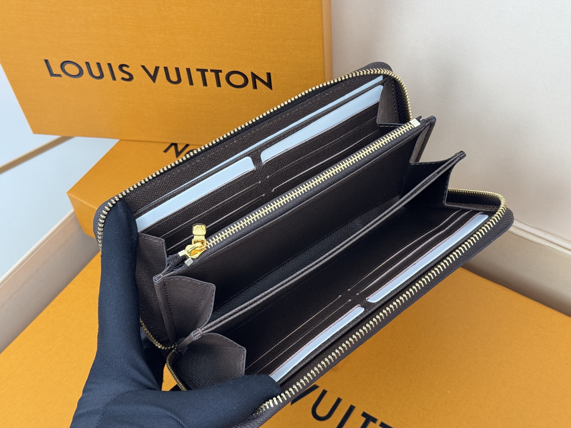 Louis Vuitton N41661這款拉鏈錢包以Epi牛皮製造 粒面質感別具特色 拉鏈錢包是路易威登經典款式之一