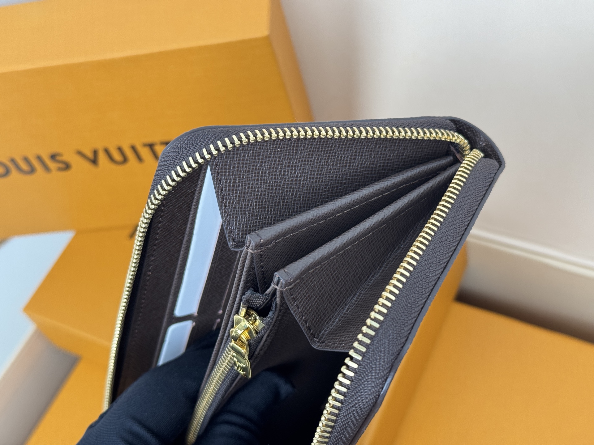 Louis Vuitton N41661這款拉鏈錢包以Epi牛皮製造 粒面質感別具特色 拉鏈錢包是路易威登經典款式之一