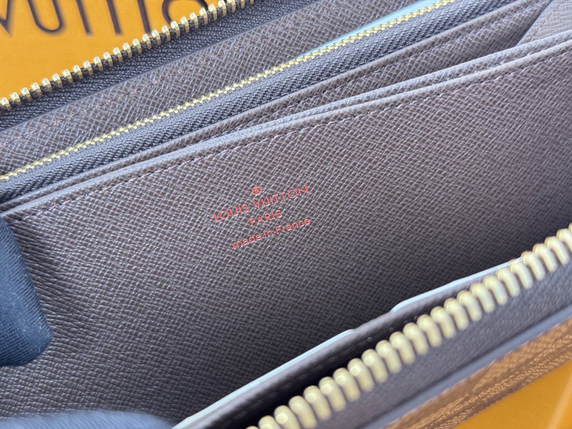 Louis Vuitton N41661這款拉鏈錢包以Epi牛皮製造 粒面質感別具特色 拉鏈錢包是路易威登經典款式之一