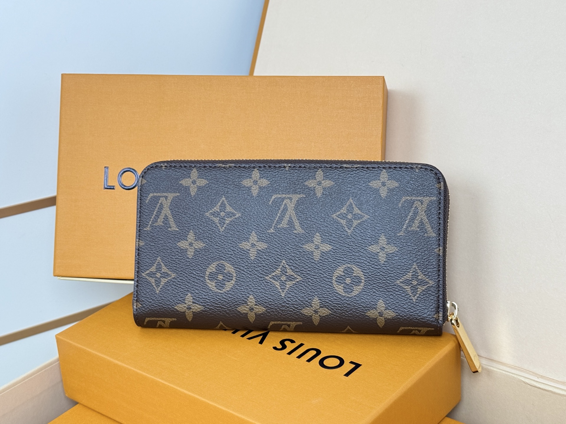 Louis Vuitton M42616這款拉鏈錢包以Epi牛皮製造 粒面質感別具特色 拉鏈錢包是路易威登經典款式之一