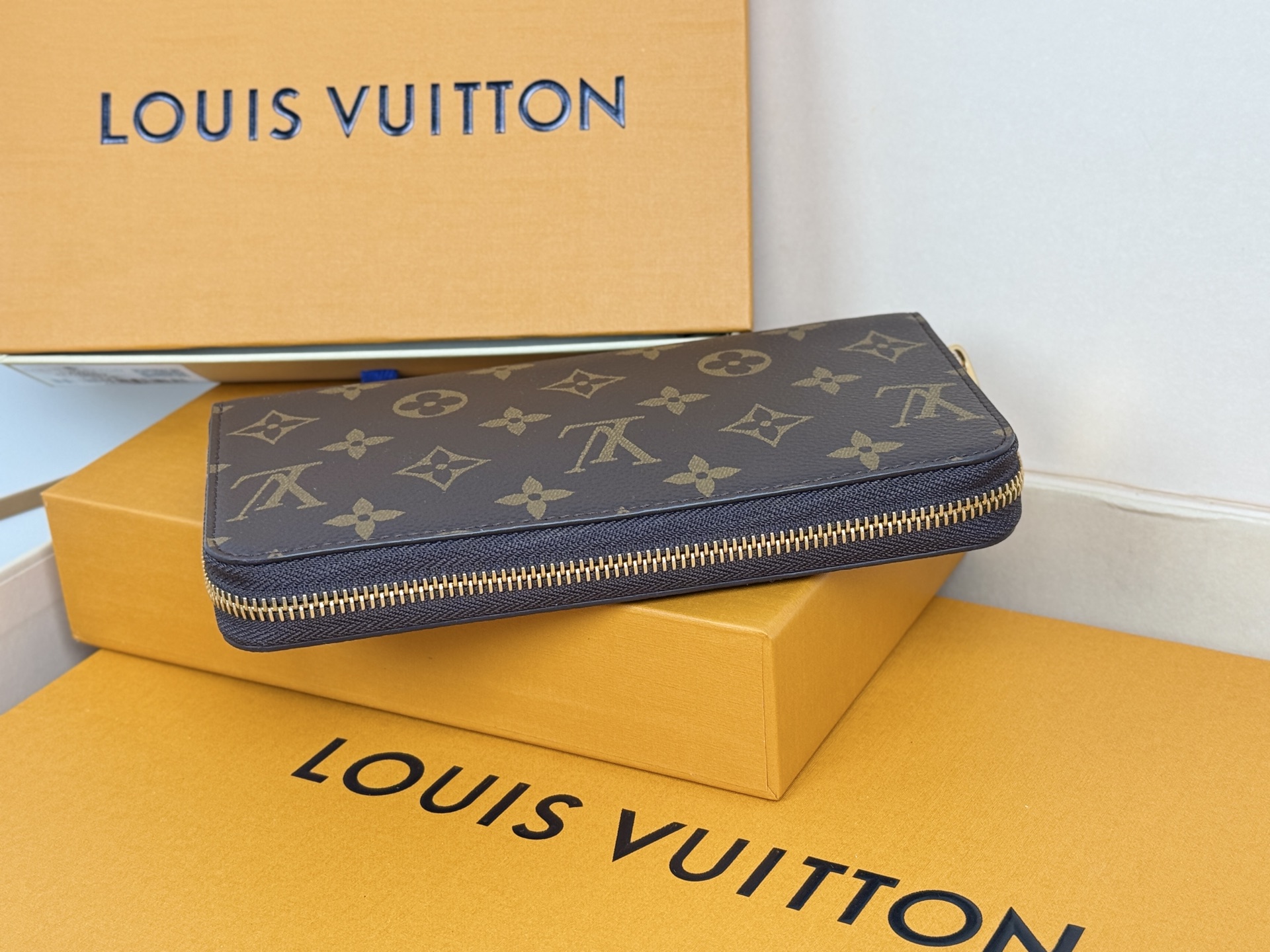 Louis Vuitton M42616這款拉鏈錢包以Epi牛皮製造 粒面質感別具特色 拉鏈錢包是路易威登經典款式之一
