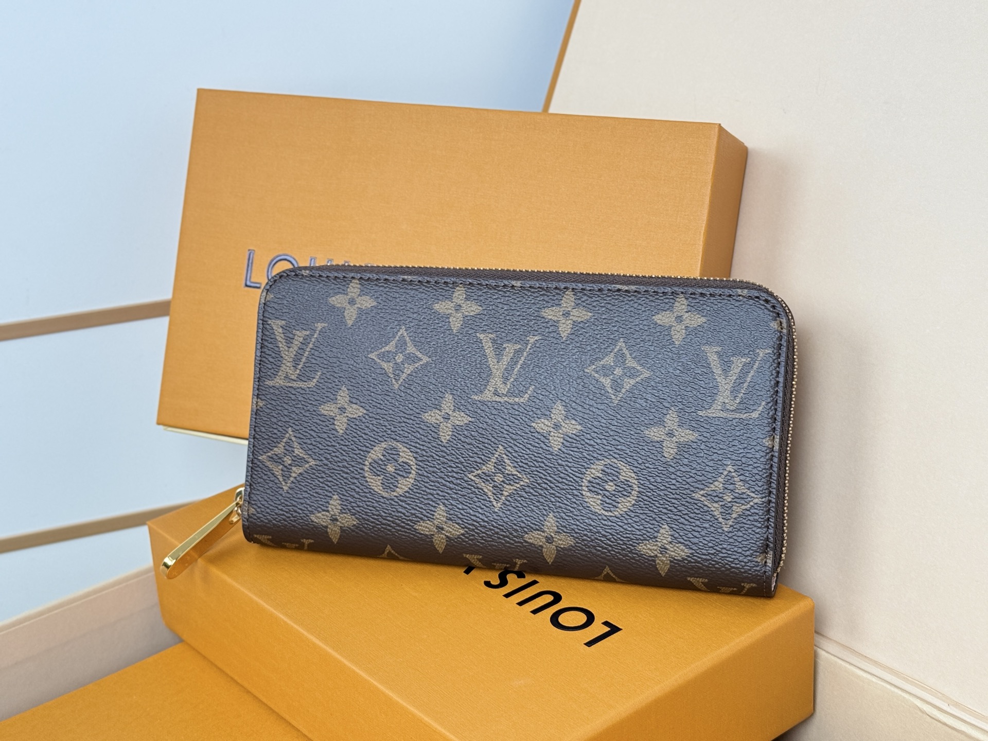 Louis Vuitton M42616這款拉鏈錢包以Epi牛皮製造 粒面質感別具特色 拉鏈錢包是路易威登經典款式之一