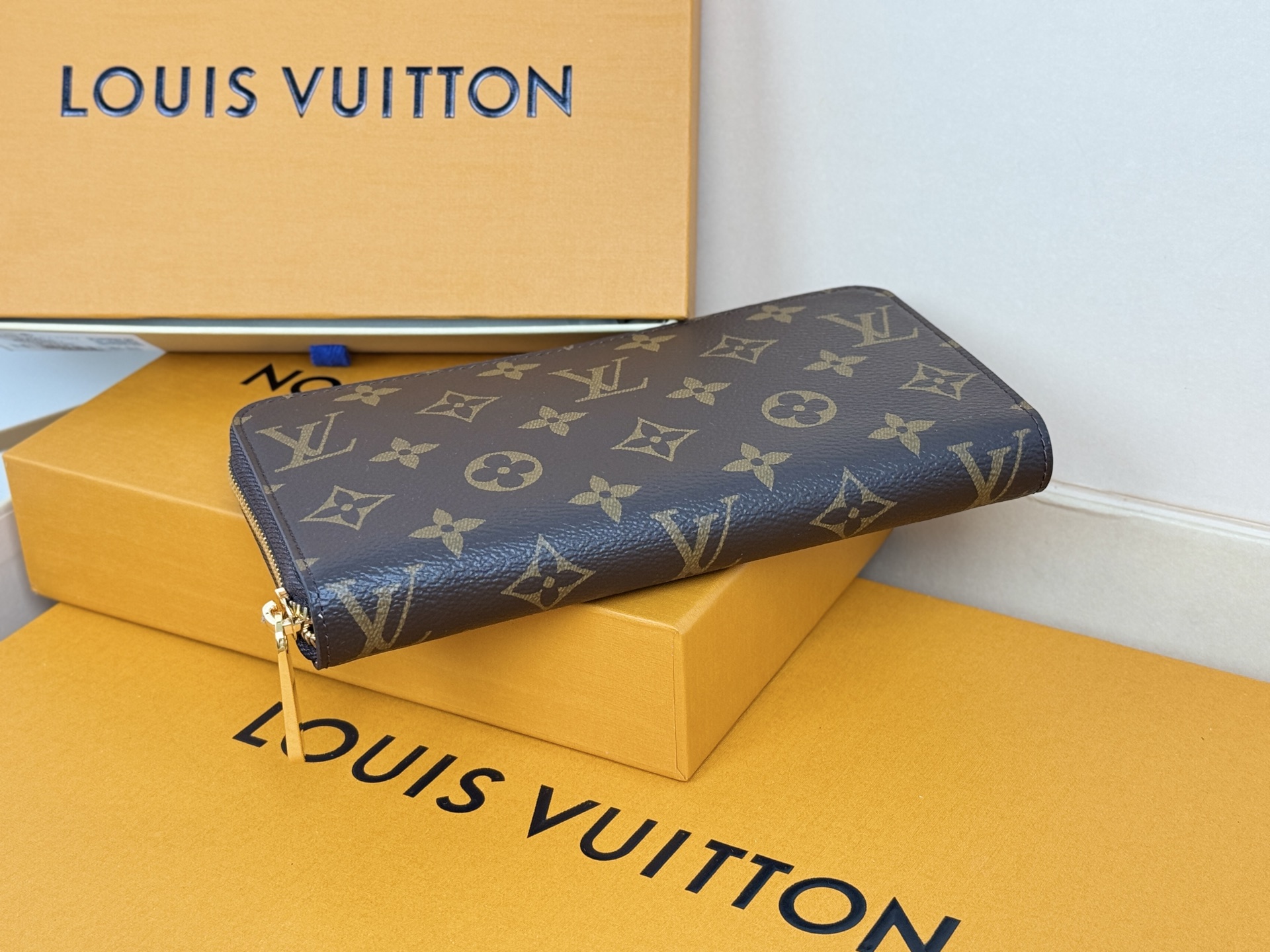 Louis Vuitton M42616這款拉鏈錢包以Epi牛皮製造 粒面質感別具特色 拉鏈錢包是路易威登經典款式之一