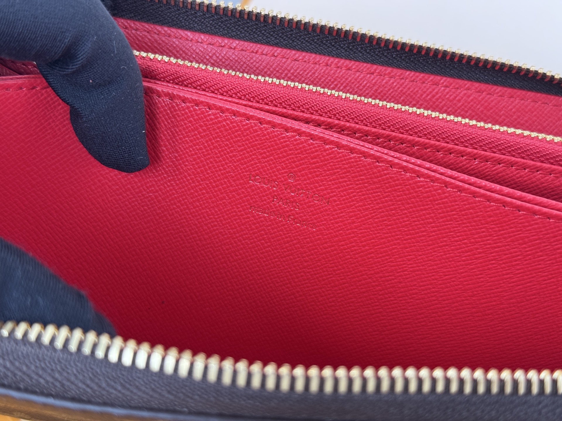 Louis Vuitton M42616這款拉鏈錢包以Epi牛皮製造 粒面質感別具特色 拉鏈錢包是路易威登經典款式之一