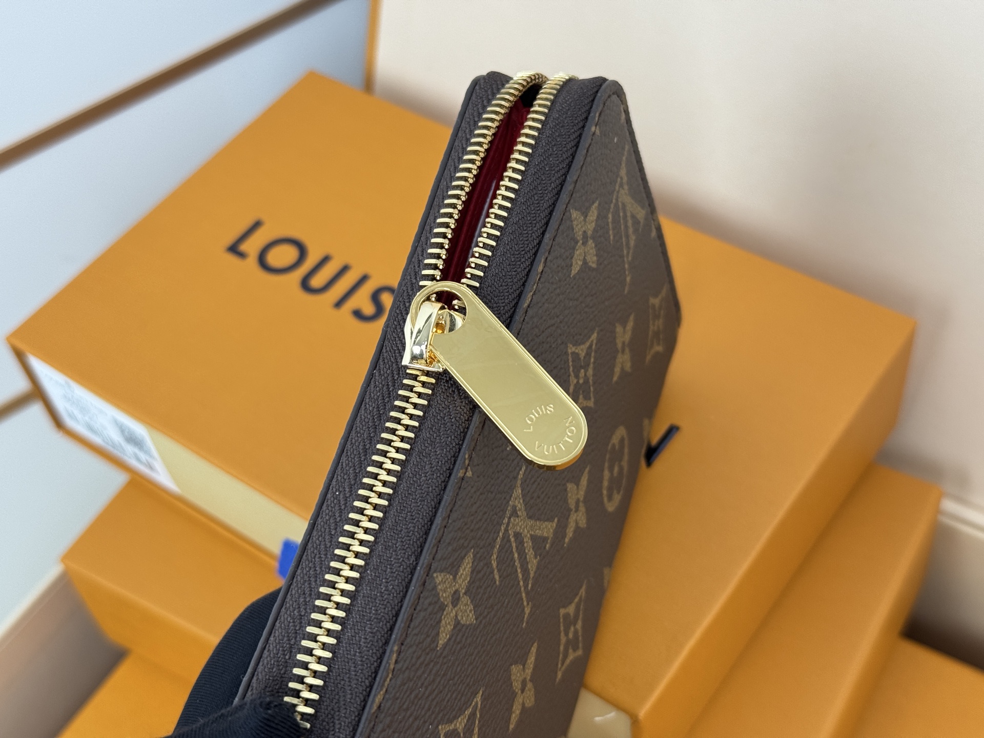 Louis Vuitton M42616這款拉鏈錢包以Epi牛皮製造 粒面質感別具特色 拉鏈錢包是路易威登經典款式之一