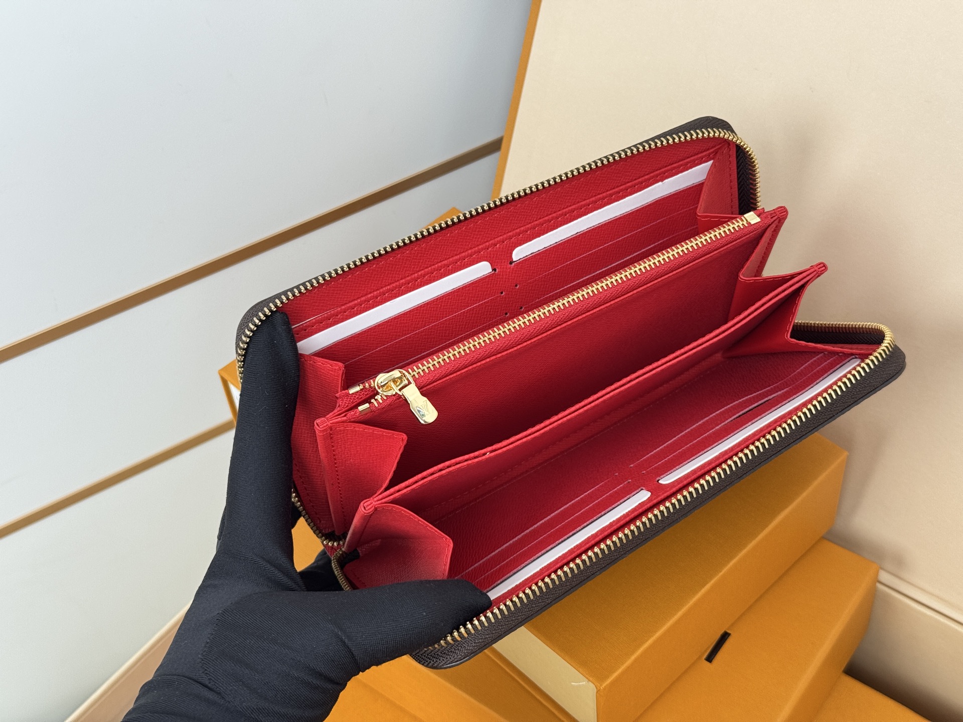 Louis Vuitton M42616這款拉鏈錢包以Epi牛皮製造 粒面質感別具特色 拉鏈錢包是路易威登經典款式之一