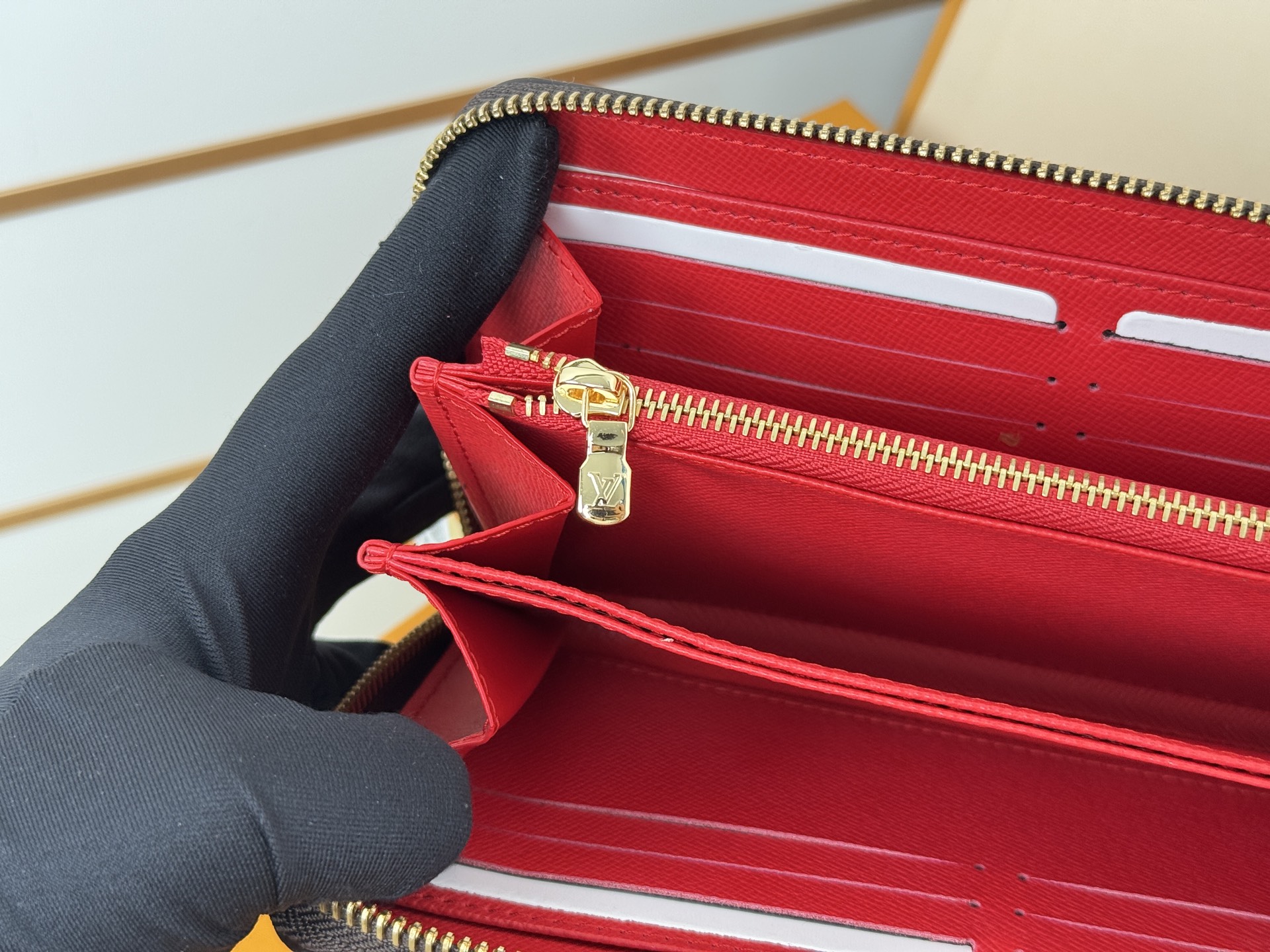Louis Vuitton M42616這款拉鏈錢包以Epi牛皮製造 粒面質感別具特色 拉鏈錢包是路易威登經典款式之一