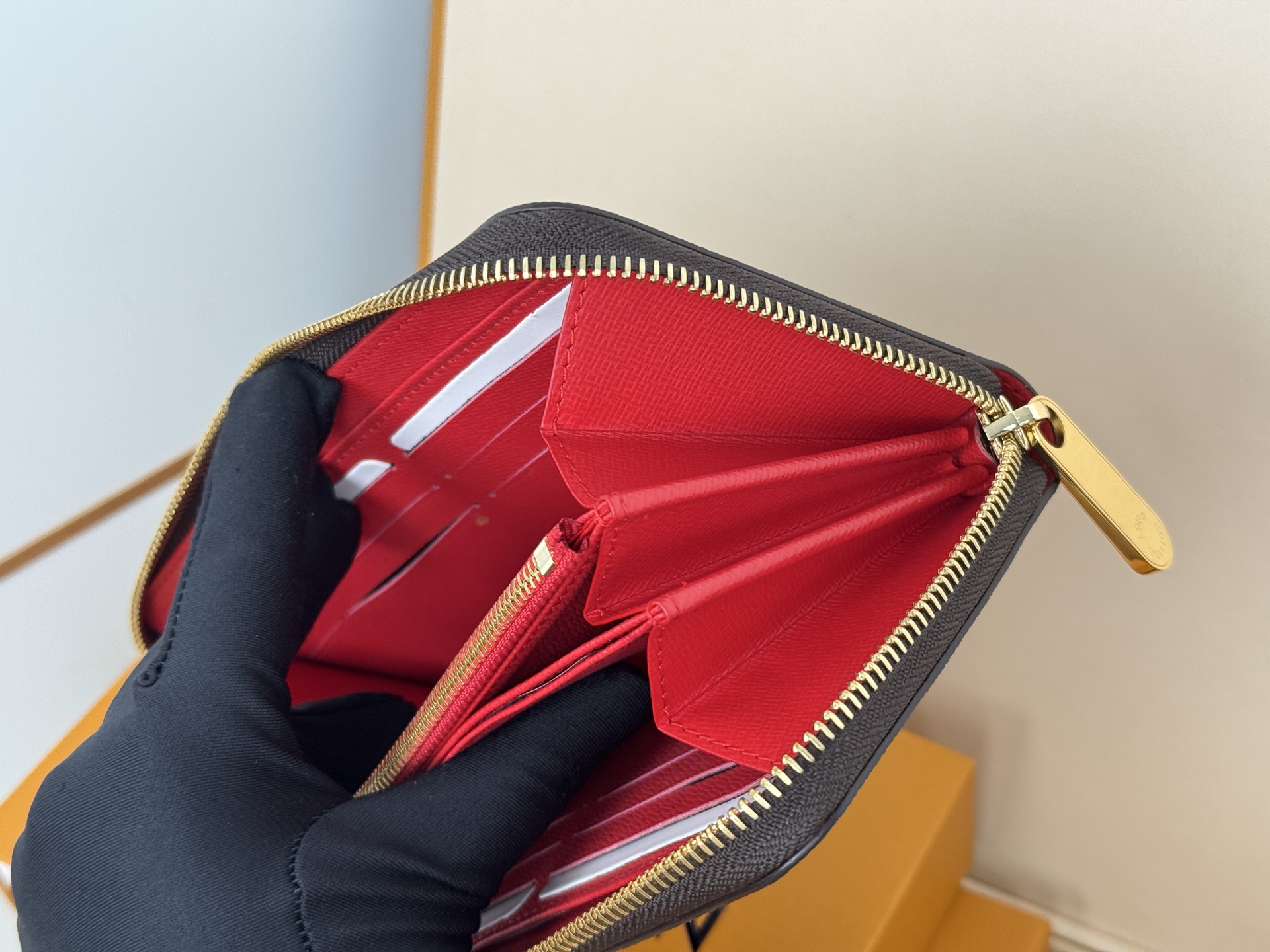 Louis Vuitton M42616這款拉鏈錢包以Epi牛皮製造 粒面質感別具特色 拉鏈錢包是路易威登經典款式之一