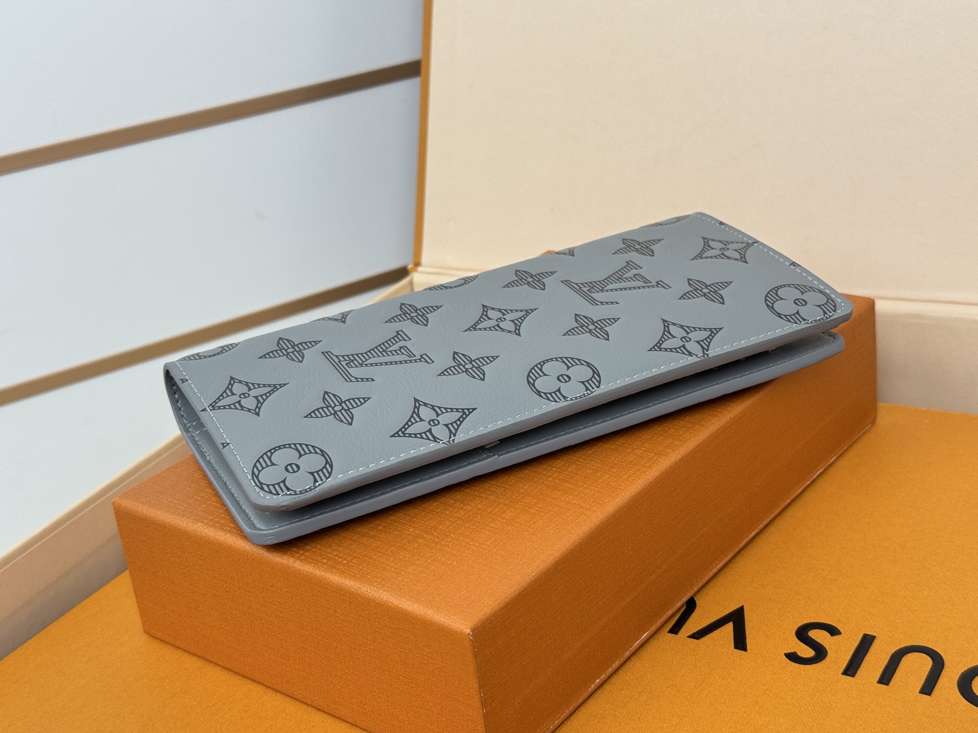 Louis Vuitton M81335 本款 Brazza钱夹以Monogram Shadow皮革舒展硬朗气息