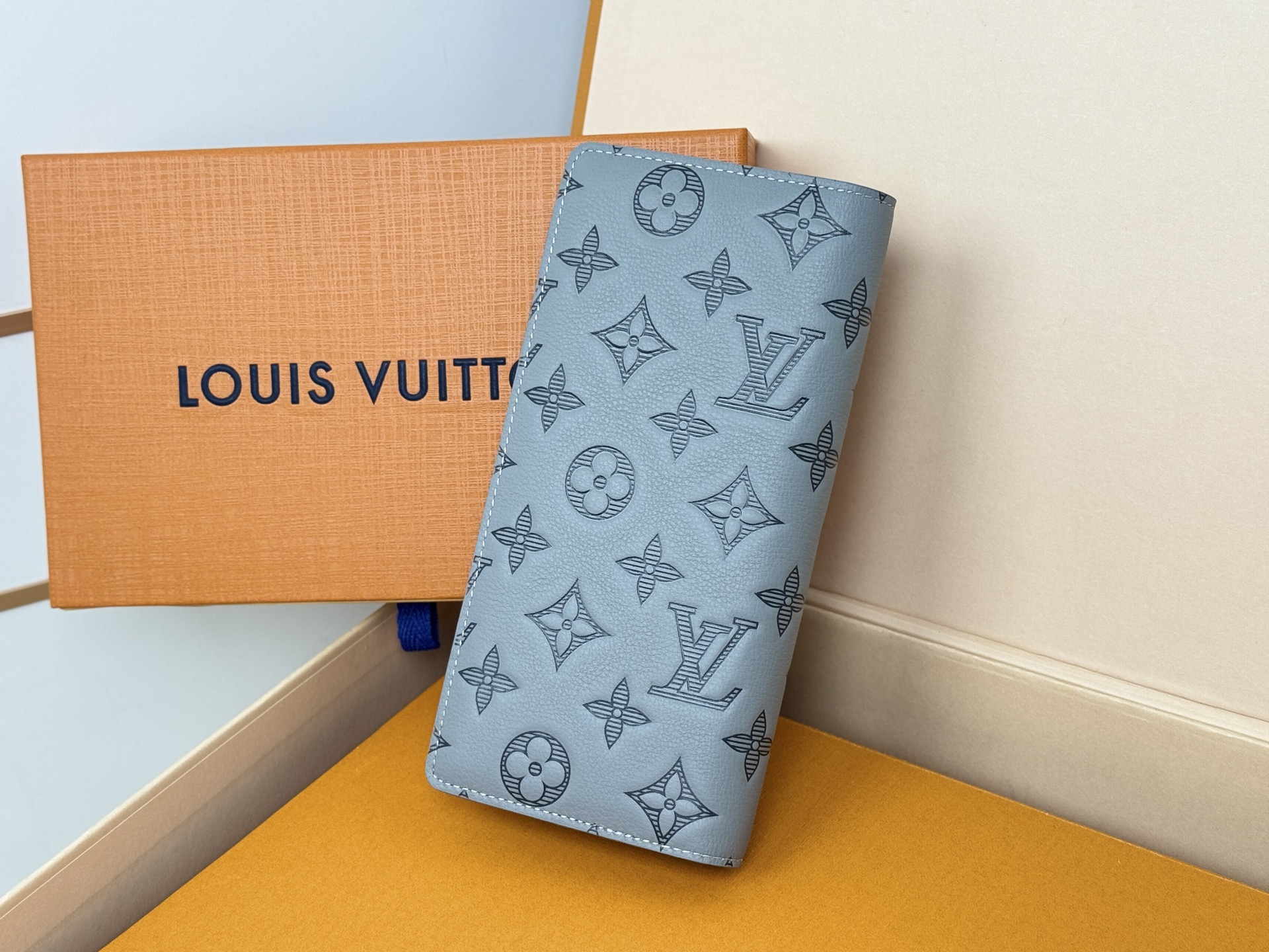 Louis Vuitton M81335 本款 Brazza钱夹以Monogram Shadow皮革舒展硬朗气息