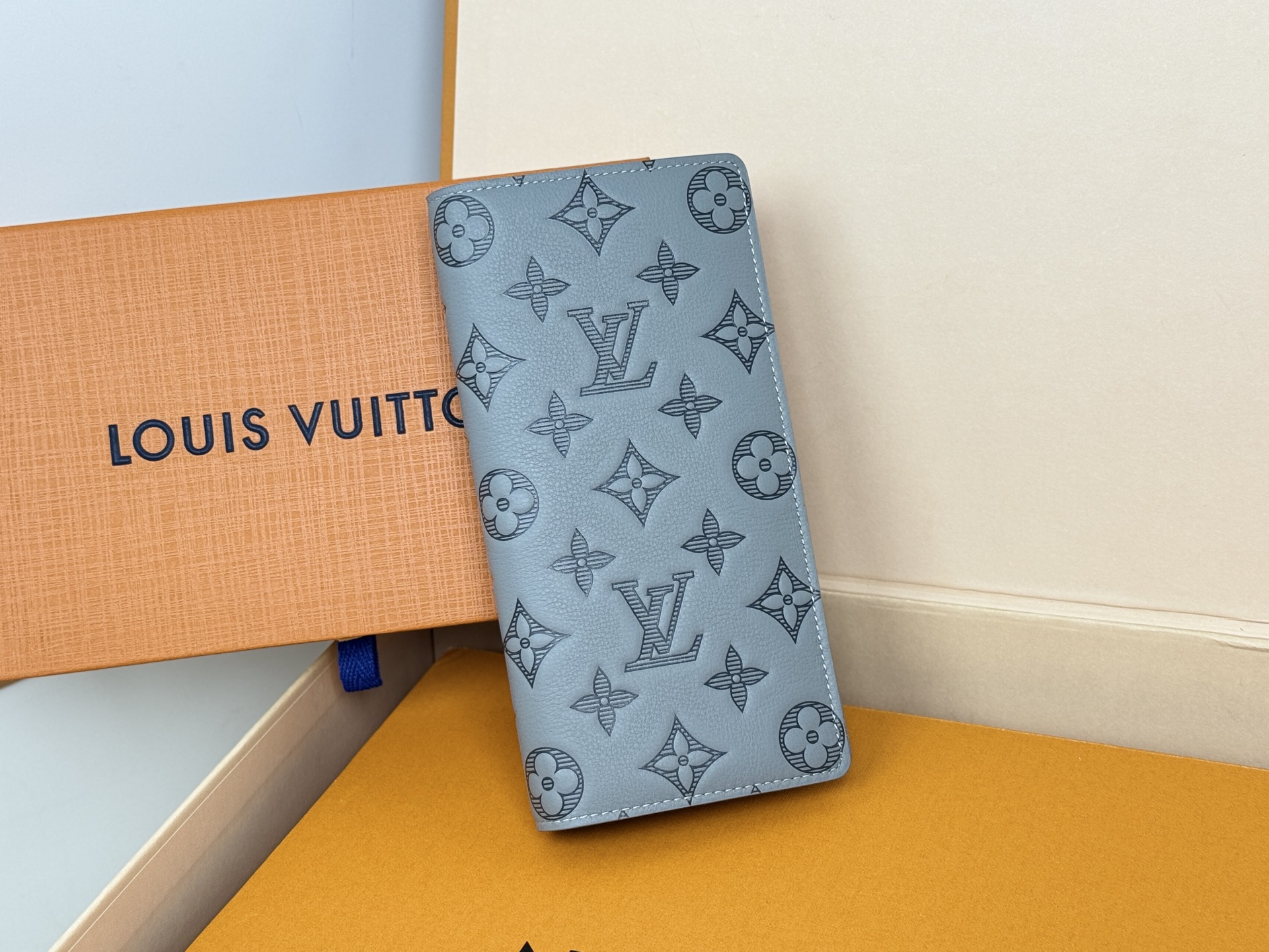 Louis Vuitton M81335 本款 Brazza钱夹以Monogram Shadow皮革舒展硬朗气息