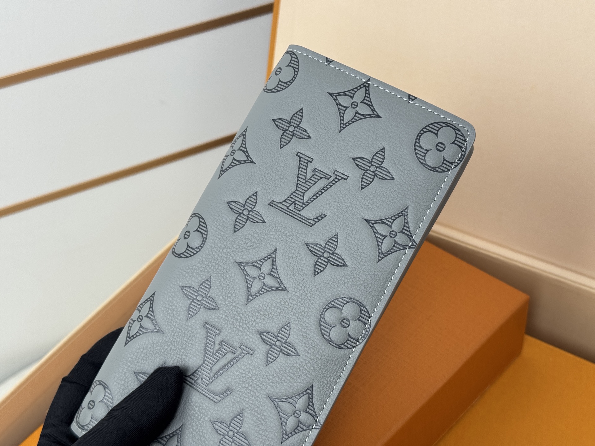 Louis Vuitton M81335 本款 Brazza钱夹以Monogram Shadow皮革舒展硬朗气息