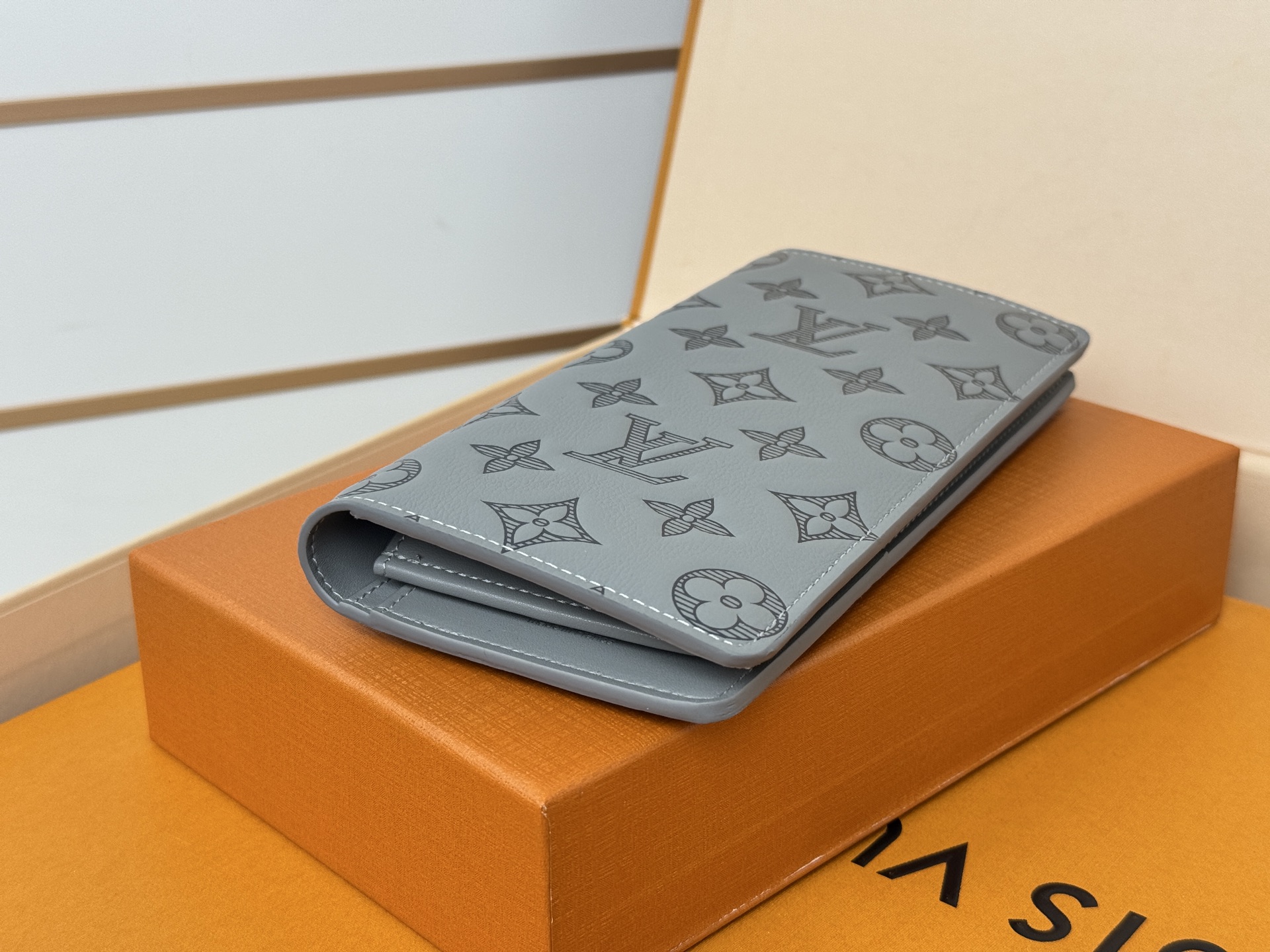 Louis Vuitton M81335 本款 Brazza钱夹以Monogram Shadow皮革舒展硬朗气息