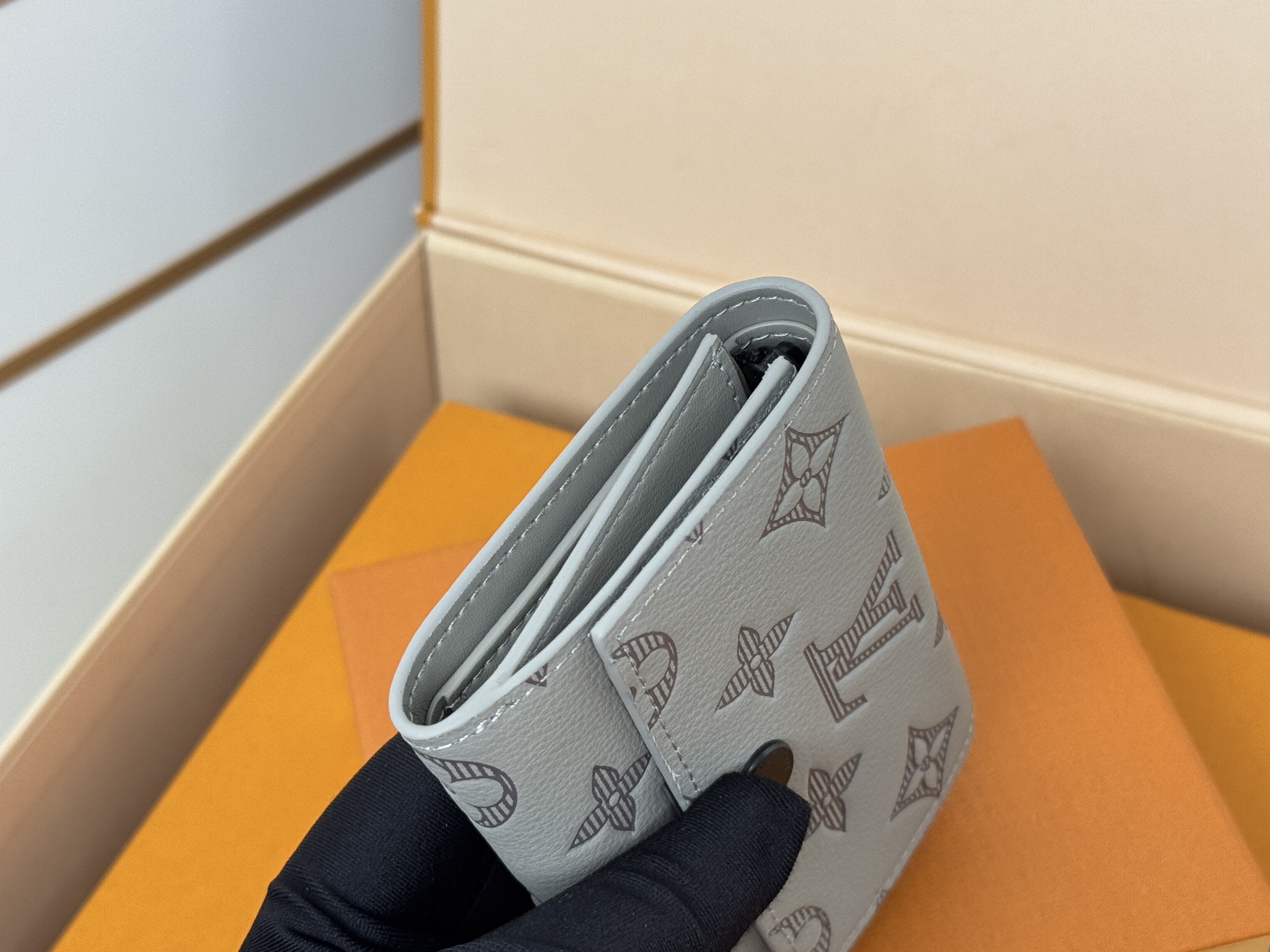 M14793灰色 這款小巧的Victor錢包採用Monogram Shadow壓花小牛皮製作,打開翻蓋即展現驚人的多功能內部設計。錢包設有拉鏈口袋、放置紙幣和票據的口袋及五個名片夾層,格外實用,搭配現代風格配色及優雅的Monogram壓花圖案,締造悅目且實用的造型。
11.5 x 9 x 2.5 厘米
(長度 x 高度 x 闊度)