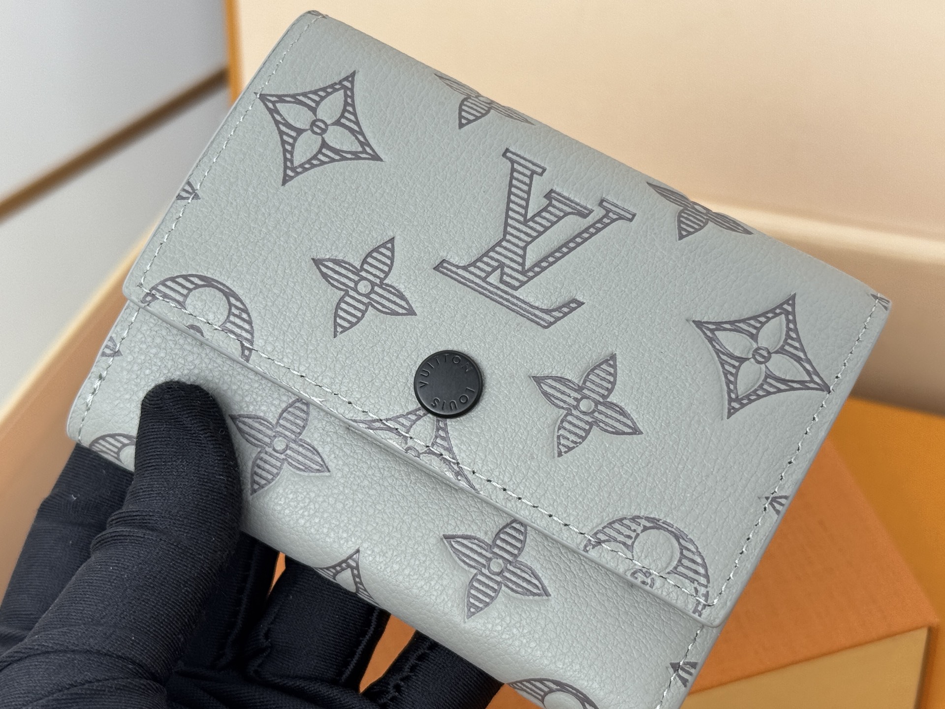 M14793灰色 這款小巧的Victor錢包採用Monogram Shadow壓花小牛皮製作,打開翻蓋即展現驚人的多功能內部設計。錢包設有拉鏈口袋、放置紙幣和票據的口袋及五個名片夾層,格外實用,搭配現代風格配色及優雅的Monogram壓花圖案,締造悅目且實用的造型。
11.5 x 9 x 2.5 厘米
(長度 x 高度 x 闊度)