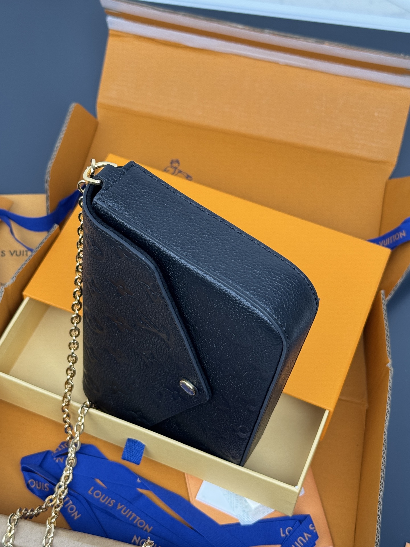 免税版本M82477黑
配全套免税包装
POCHETTE FÉLICIE 链条包、本款 Pochette Félicie 链条包取材 Monogram Empreinte 皮革,以含蓄压纹呈现路易威登经典 Monogram 图案。信封式构型内含充裕空间,拉链袋和设有卡片夹层的口袋均可拆卸。系上链条,探索更多摩登背携方式。21 x 12 x 3 厘米
(长度 x 高 x 宽)。

